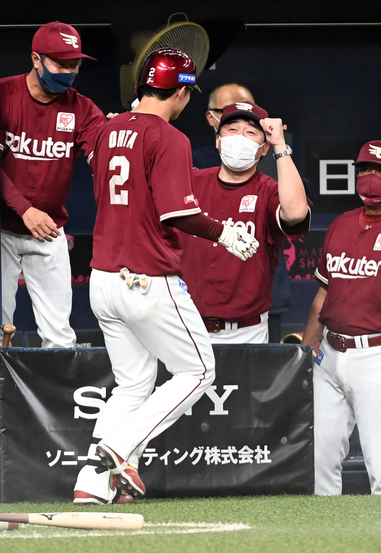 オリックス対楽天　5回表楽天無死、右越え本塁打を放った太田光（左）を笑顔で迎える石井監督（撮影・前岡正明）