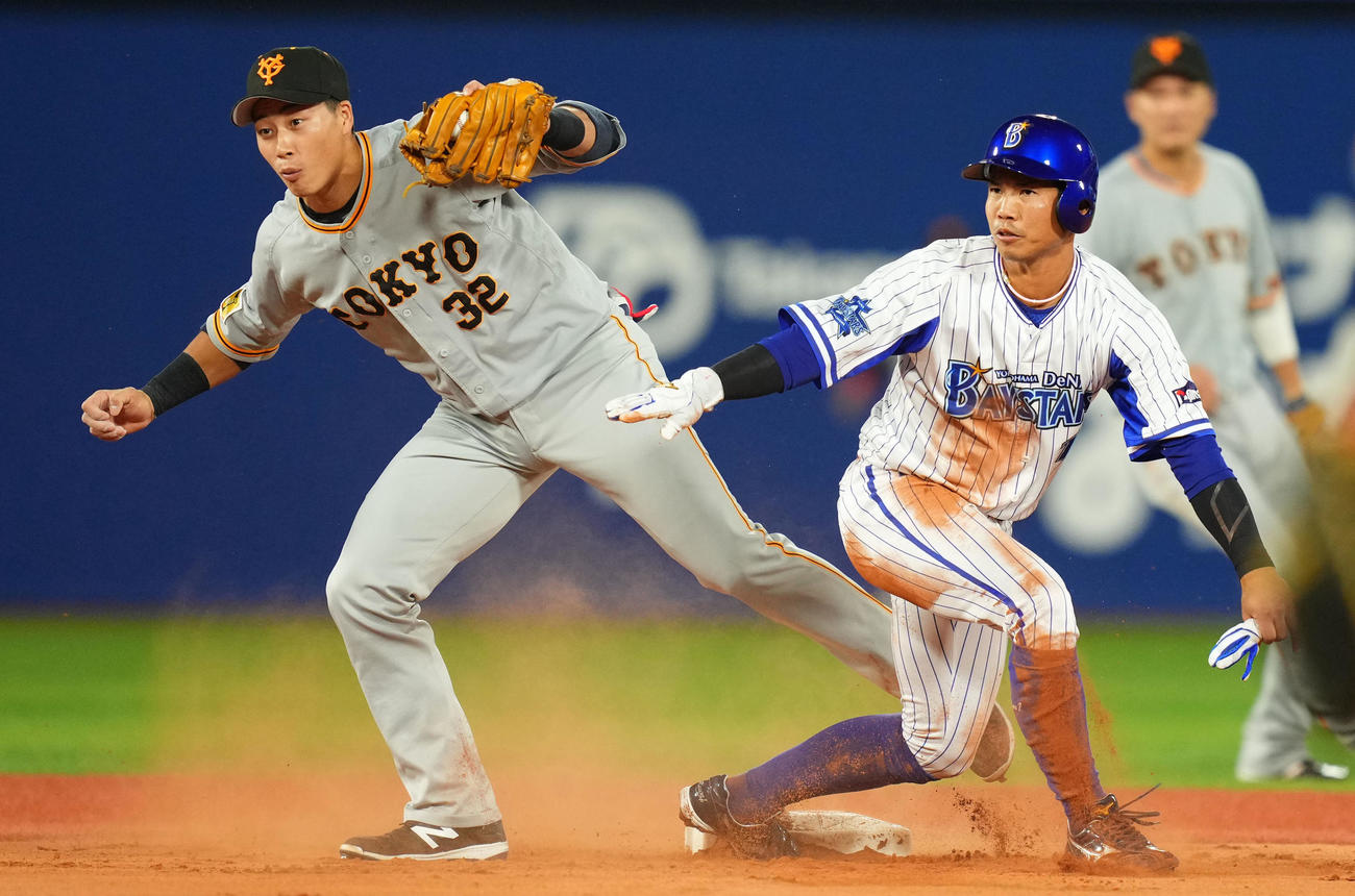 DeNA対巨人　1回裏DeNA2死一塁、桑原（右）は二盗を狙うがタッチアウトとなる。左は広岡（撮影・横山健太）