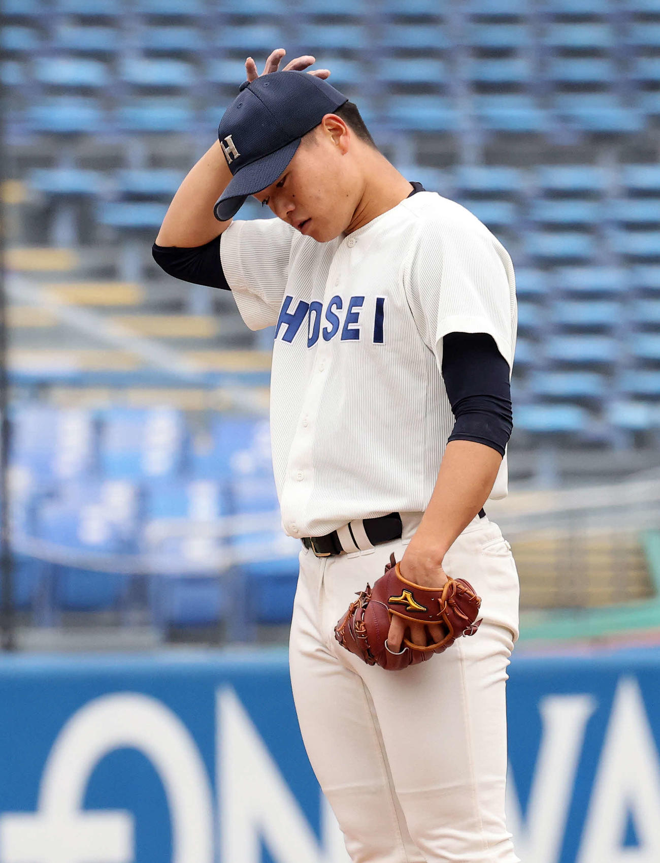 慶大対法大　2回表慶大2死三塁、福井章吾に右前適時打を放たれ下を向く法大・三浦（撮影・鈴木正人）