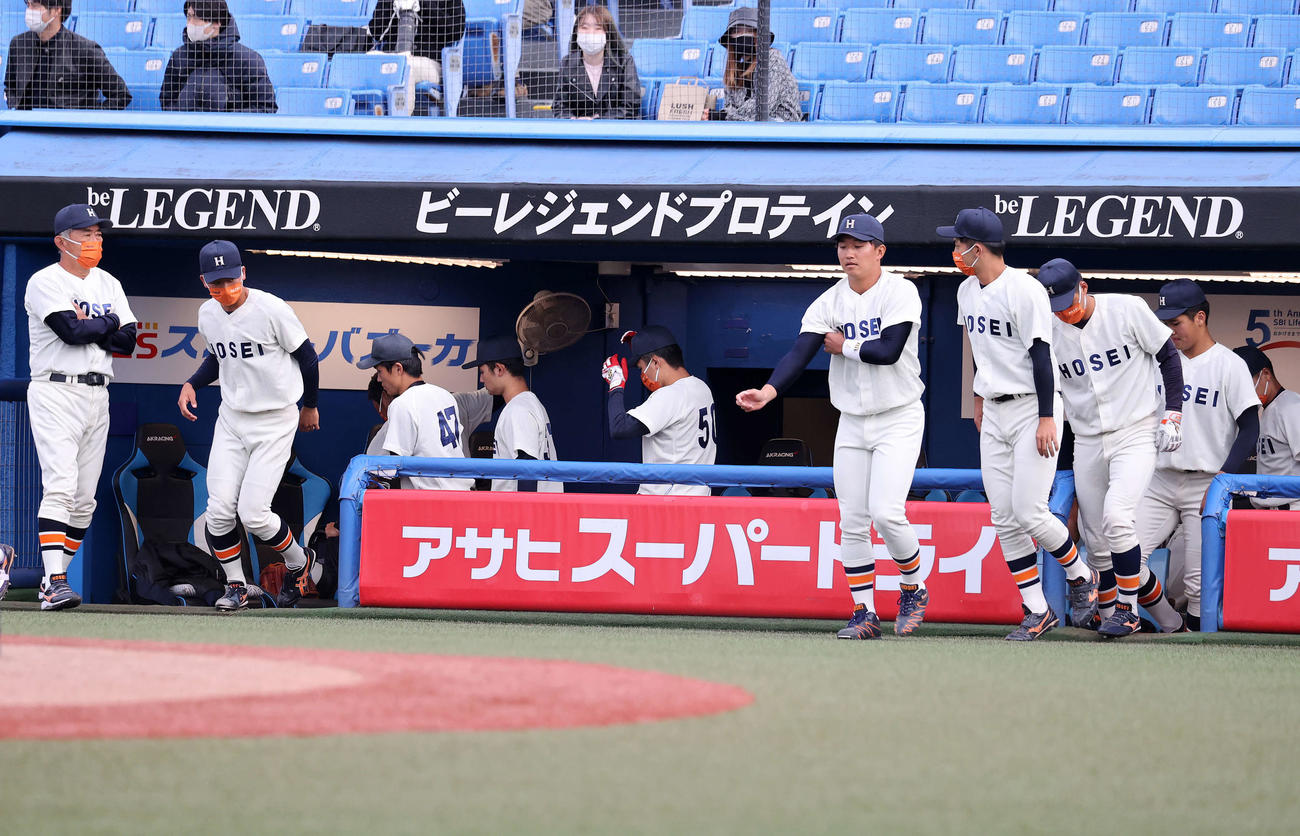 慶大対法大　敗戦し整列に向かう法大の選手たち（撮影・鈴木正人）