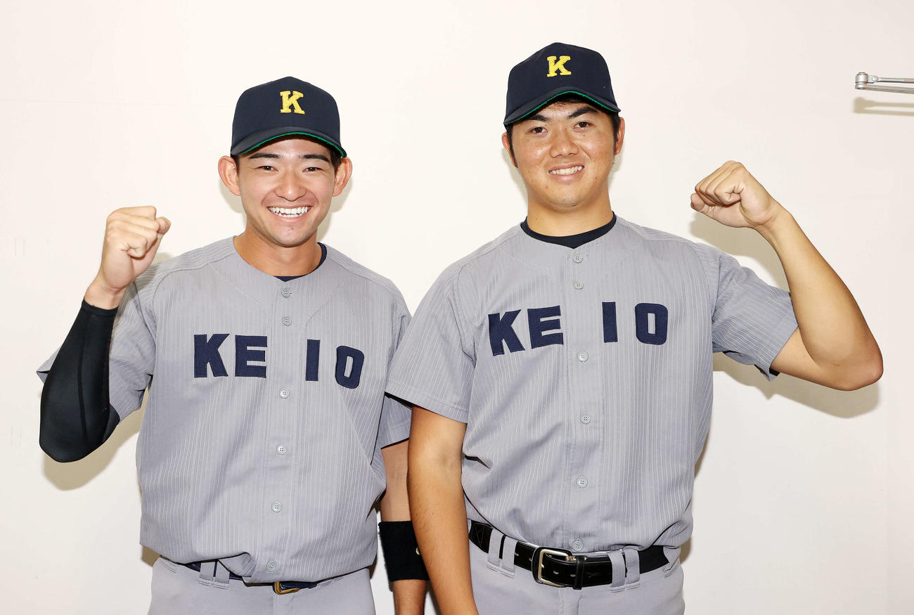 慶大対法大　勝利し笑顔でガッツポーズする慶大・萩尾（左）と笠井（撮影・鈴木正人）