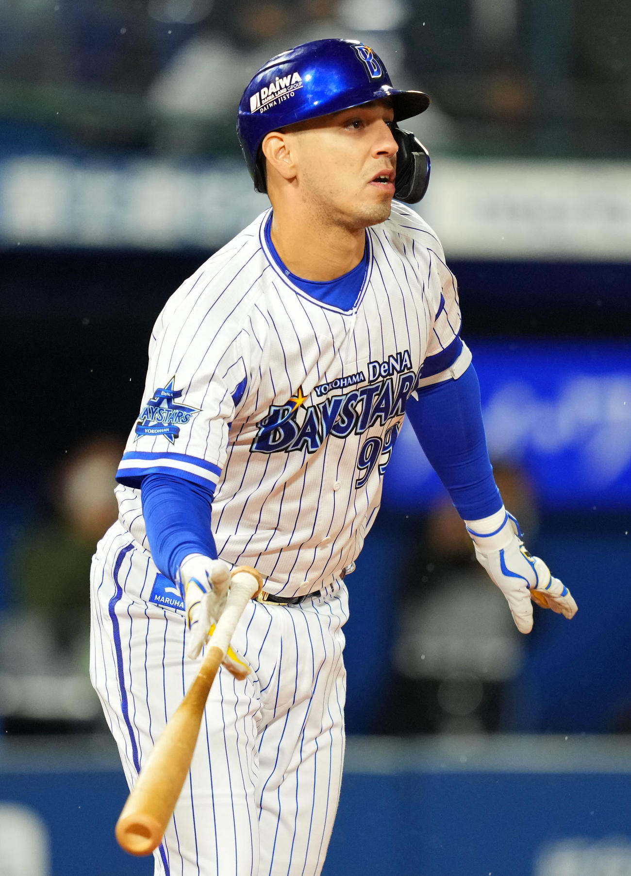 DeNA対巨人　4回裏DeNA1死三塁、右越え適時二塁打を放つソト（撮影・横山健太）