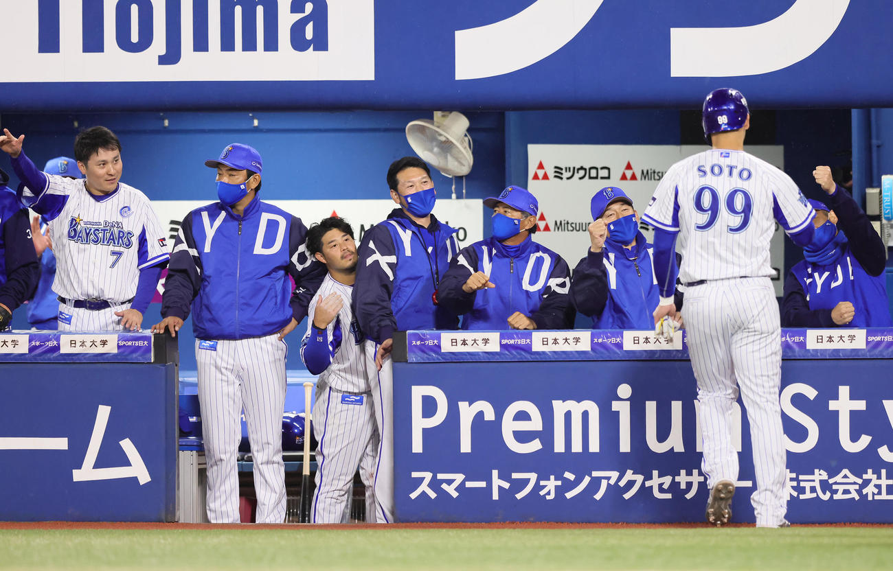 DeNA対巨人　4回裏DeNA1死二塁、細川の中越え適時二塁打で生還したソト（右から2人目）を迎える三浦監督（同3人目）ら（撮影・足立雅史）
