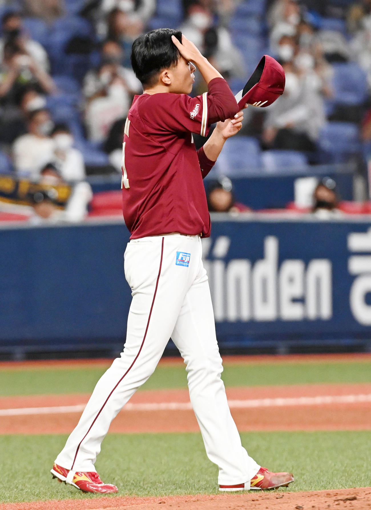 オリックス対楽天　2回裏オリックス2死、T－岡田に先制の中越え本塁打を打たれがっくりする早川（撮影・前岡正明）