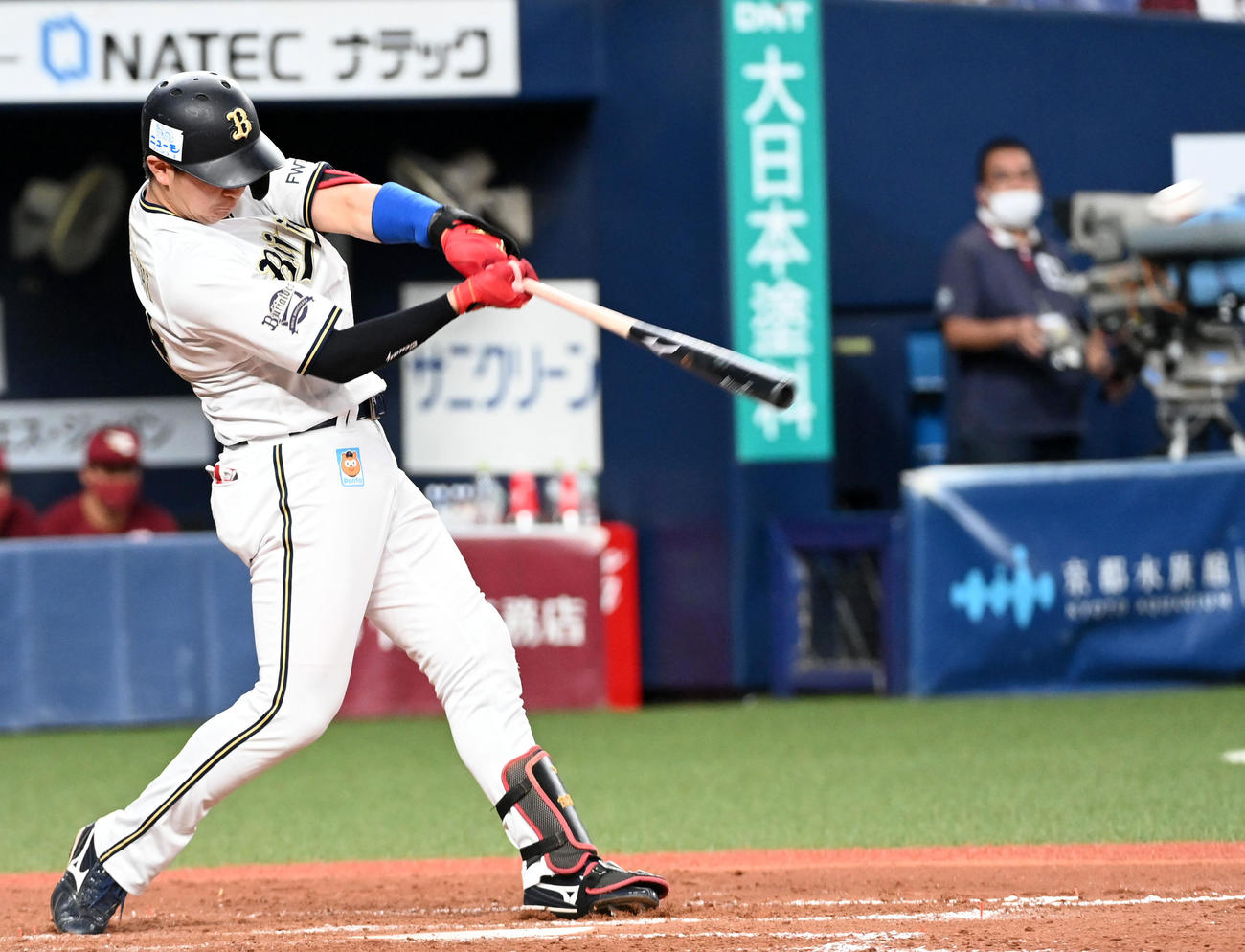 オリックス対楽天　5回裏オリックス2死二塁、紅林は中適時二塁打を放つ（撮影・前岡正明）
