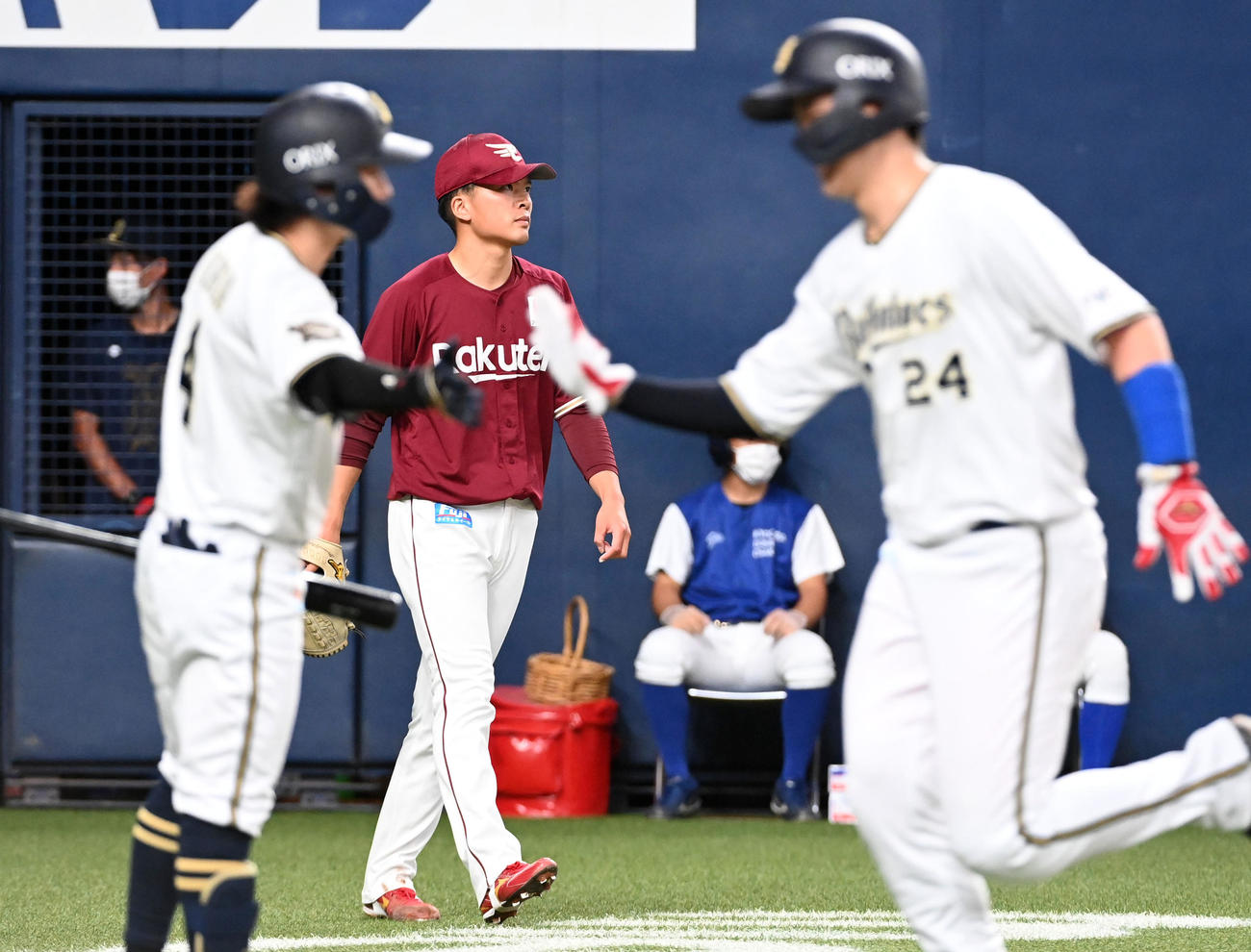 オリックス対楽天　5回裏オリックス2死二塁、若月に中前適時打を打たれがっくりする早川（中央）。右は生還した紅林（撮影・前岡正明）