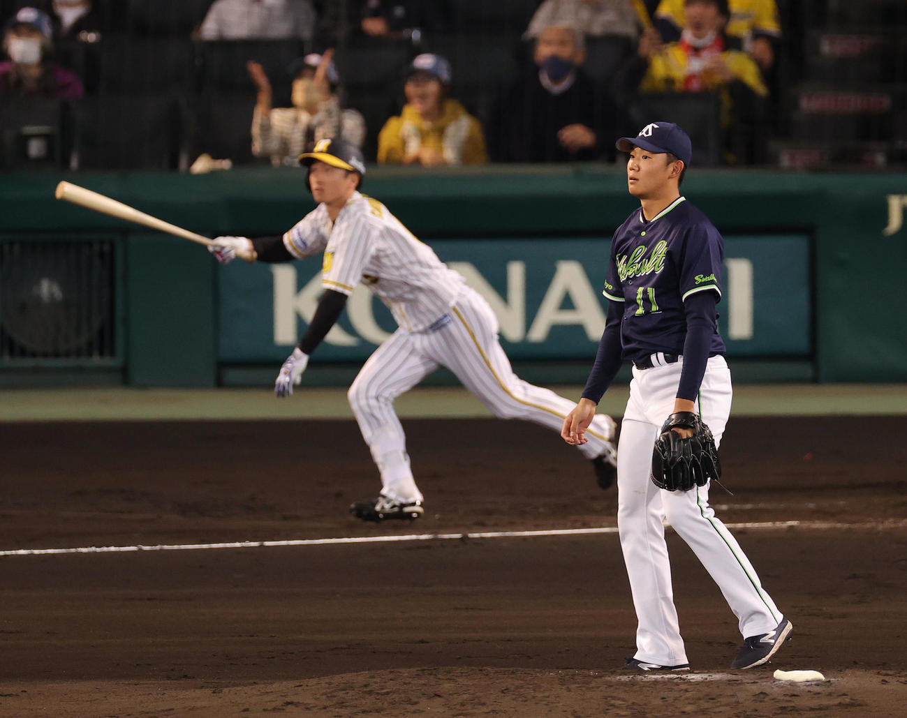 阪神対ヤクルト　1回裏阪神無死一、二塁、近本に右越え3点本塁打を浴びる奥川（撮影・前田充）