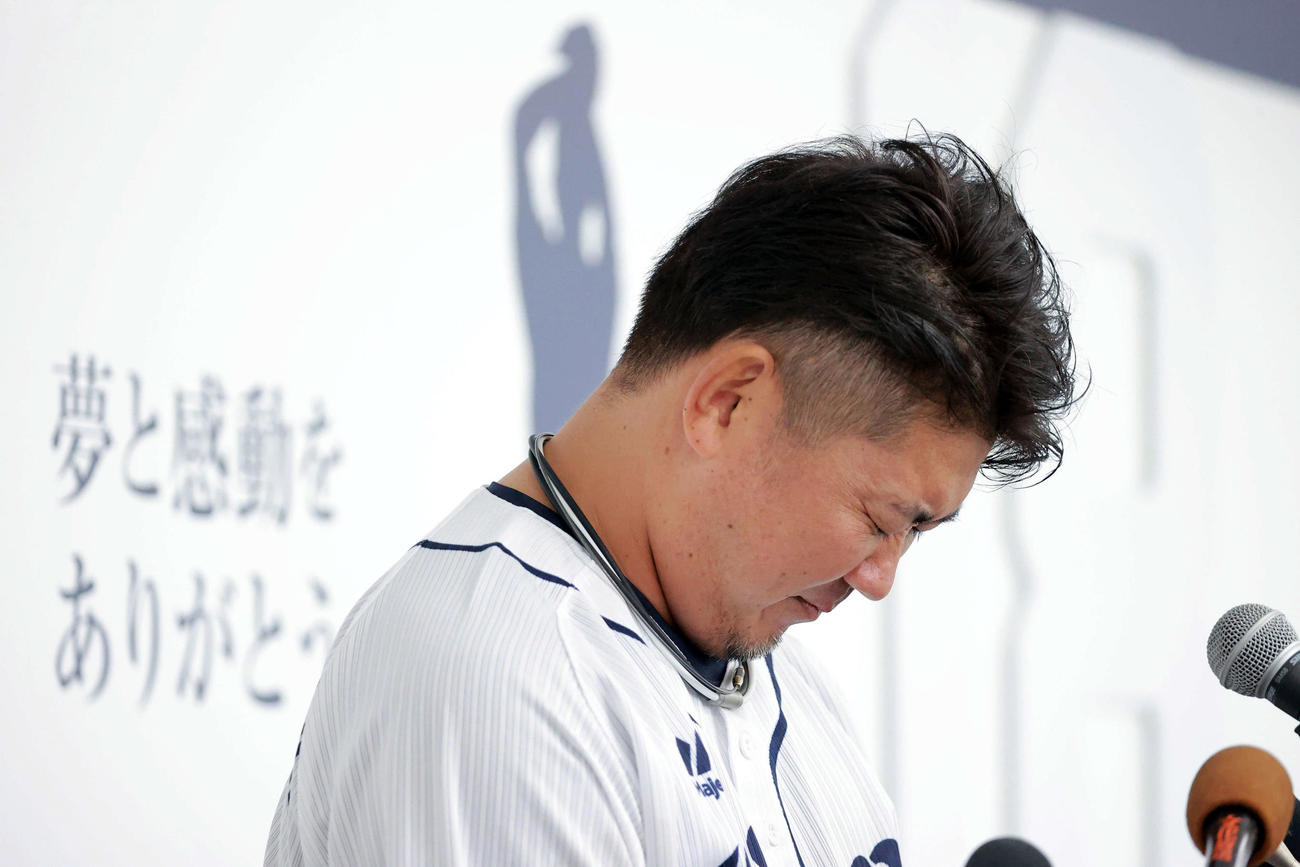 引退会見で涙をこらえる西武松坂