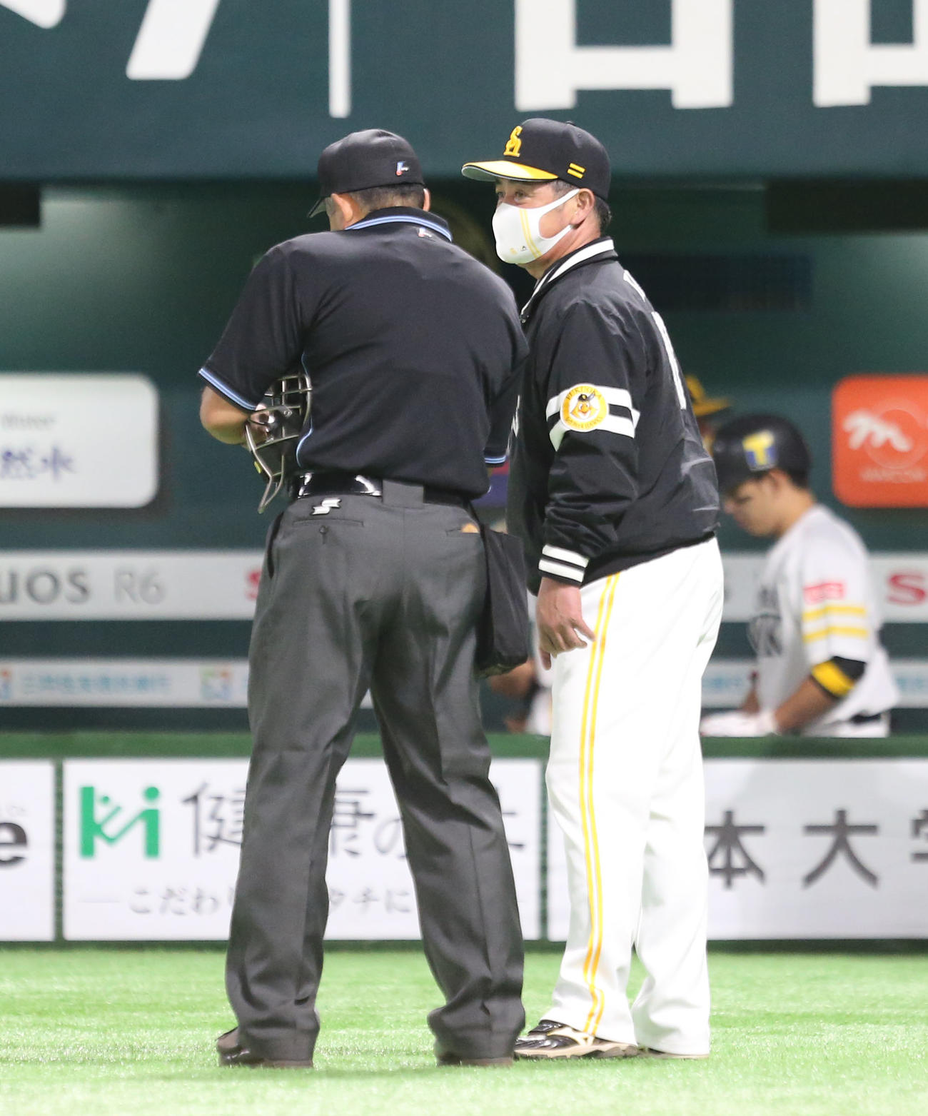 ソフトバンク対ロッテ　8回表に交代を告げる工藤監督（撮影・屋方直哉）