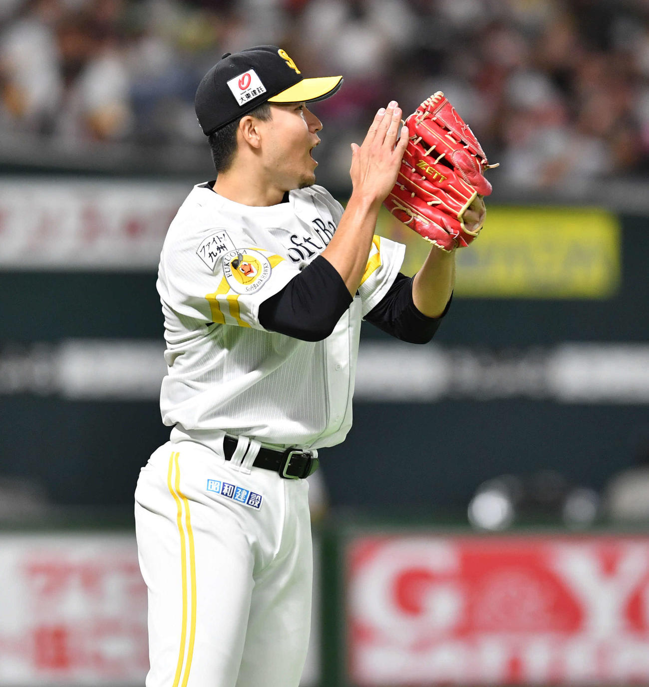 ソフトバンク対ロッテ　7回表ロッテ2死二塁、二塁手・三森がエチェバリアの打球を好守し、飛び上がって喜ぶ千賀（撮影・岩下翔太）