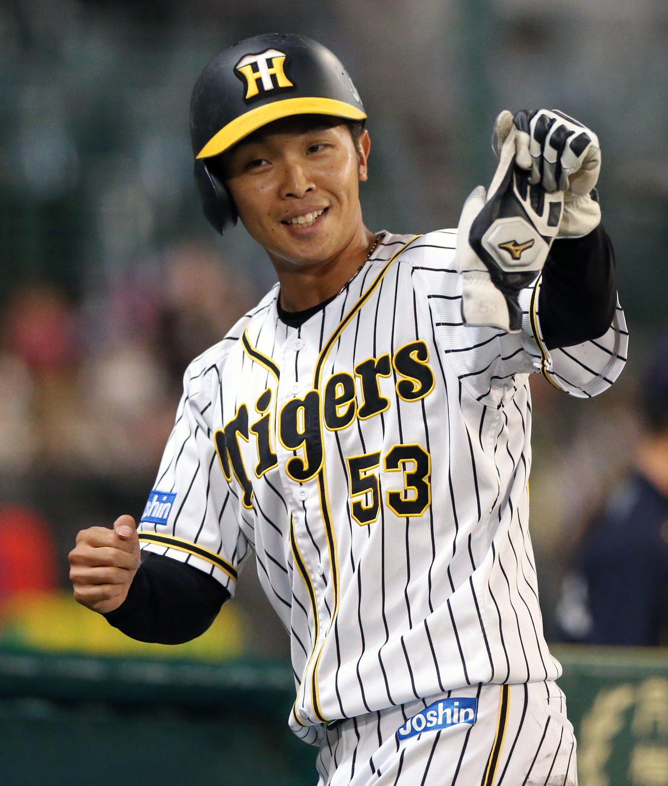 阪神対ヤクルト　5回に中前適時打を放った島田はベンチ前で祝福され笑顔を見せる（撮影・上山淳一）