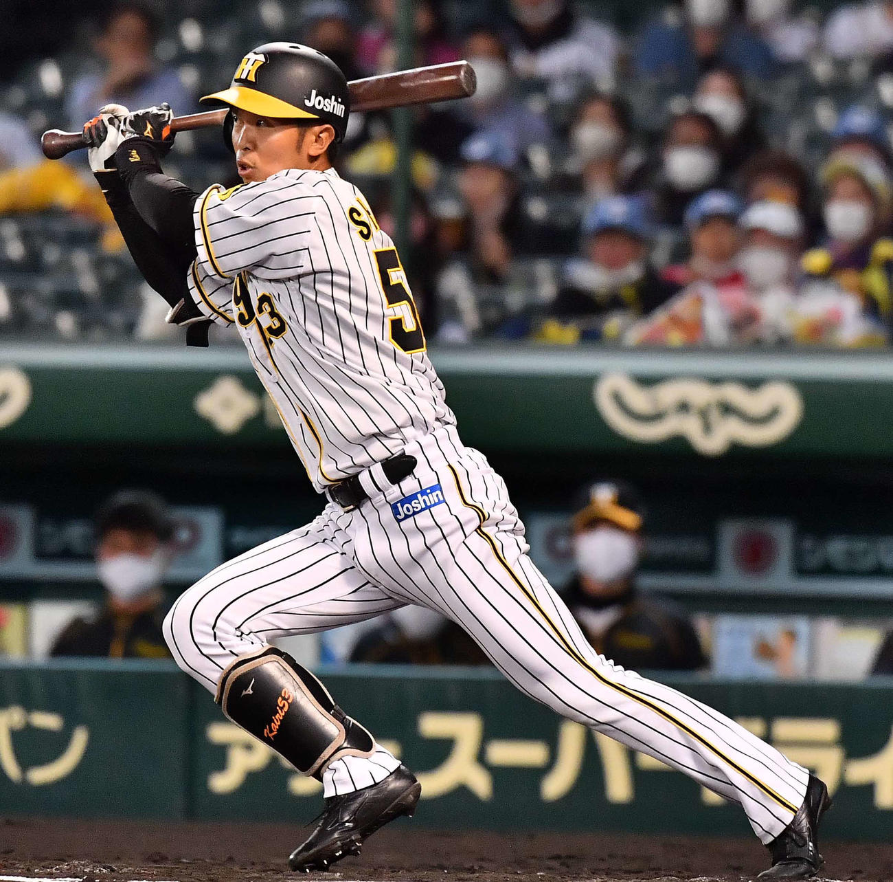 阪神対ヤクルト　1回裏阪神無死、中前安打を放つ島田（撮影・上田博志）