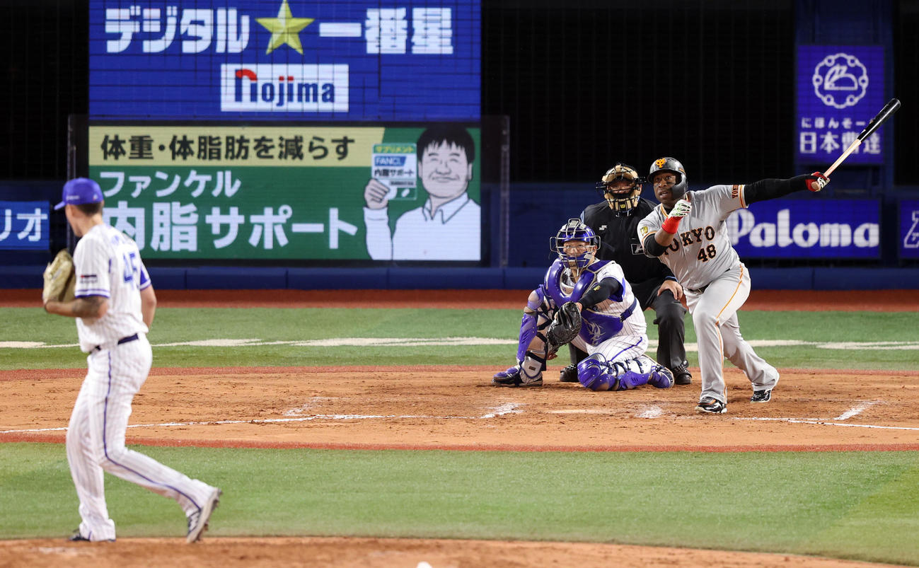DeNA対巨人　8回表巨人無死一、三塁、犠飛を放つウィーラー。投手ピープルズ（撮影・狩俣裕三）