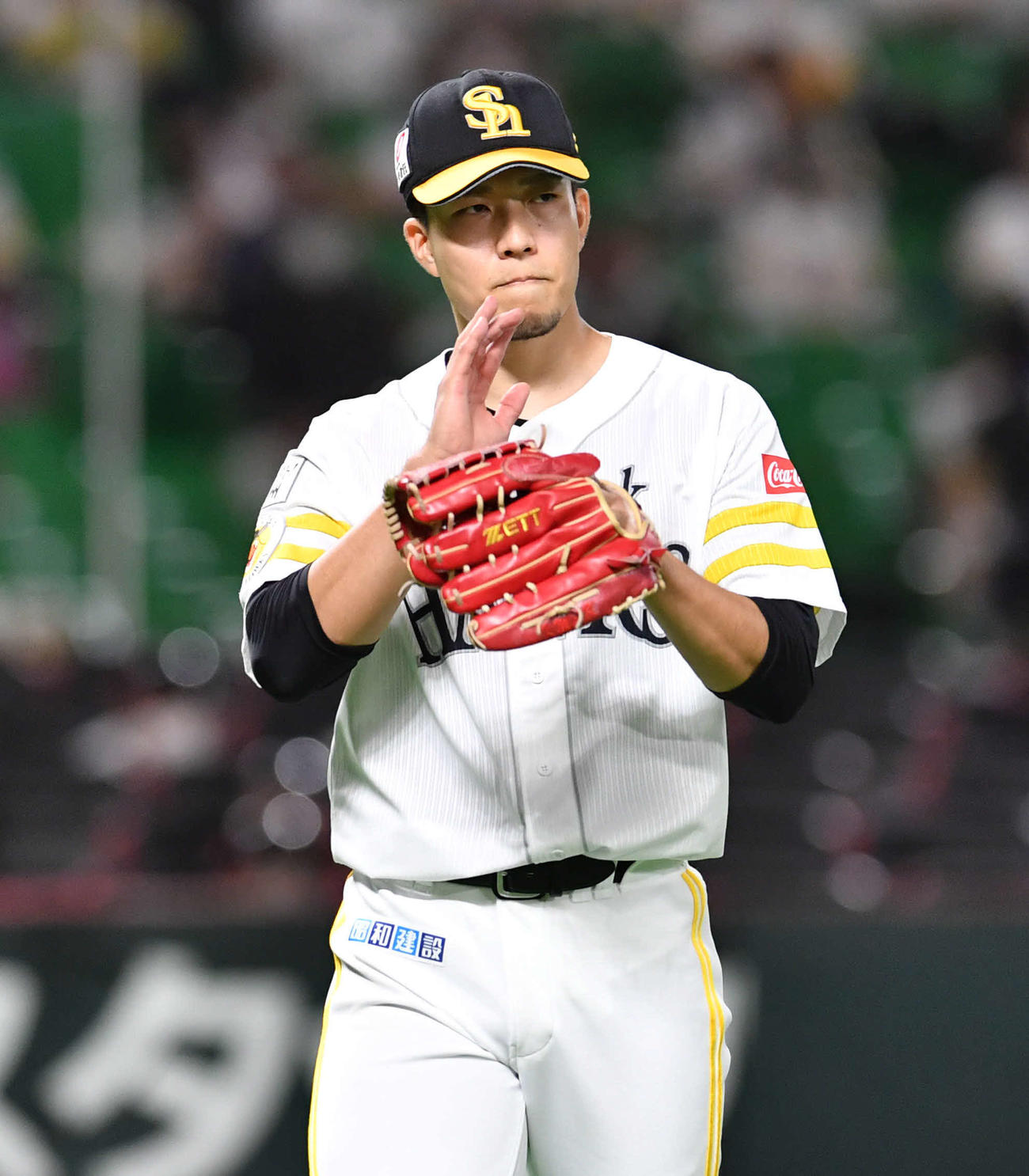 ソフトバンク対ロッテ　5回表ロッテ2死、エチェバリアを遊ゴロに抑え、グラブをたたきながらベンチへ戻る千賀（撮影・岩下翔太）