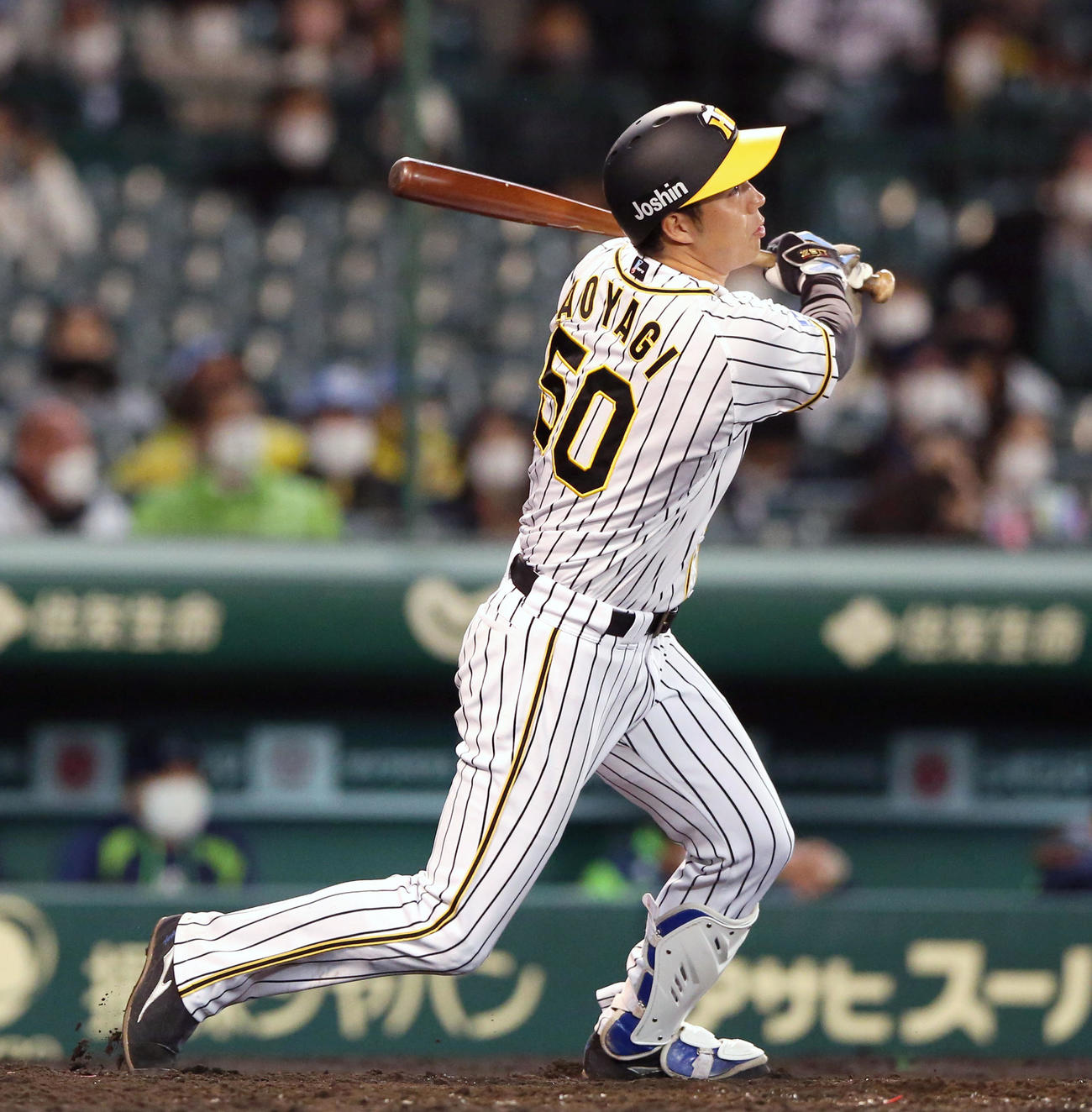 阪神対ヤクルト　5回裏阪神2死一、二塁、青柳は中越え2点適時二塁打を放つ（撮影・上山淳一）