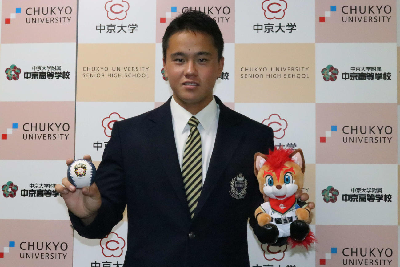 指名あいさつを受け球団マスコットのフレップとボールを手にポーズを取る中京大中京・畔柳（撮影・小林憲治）