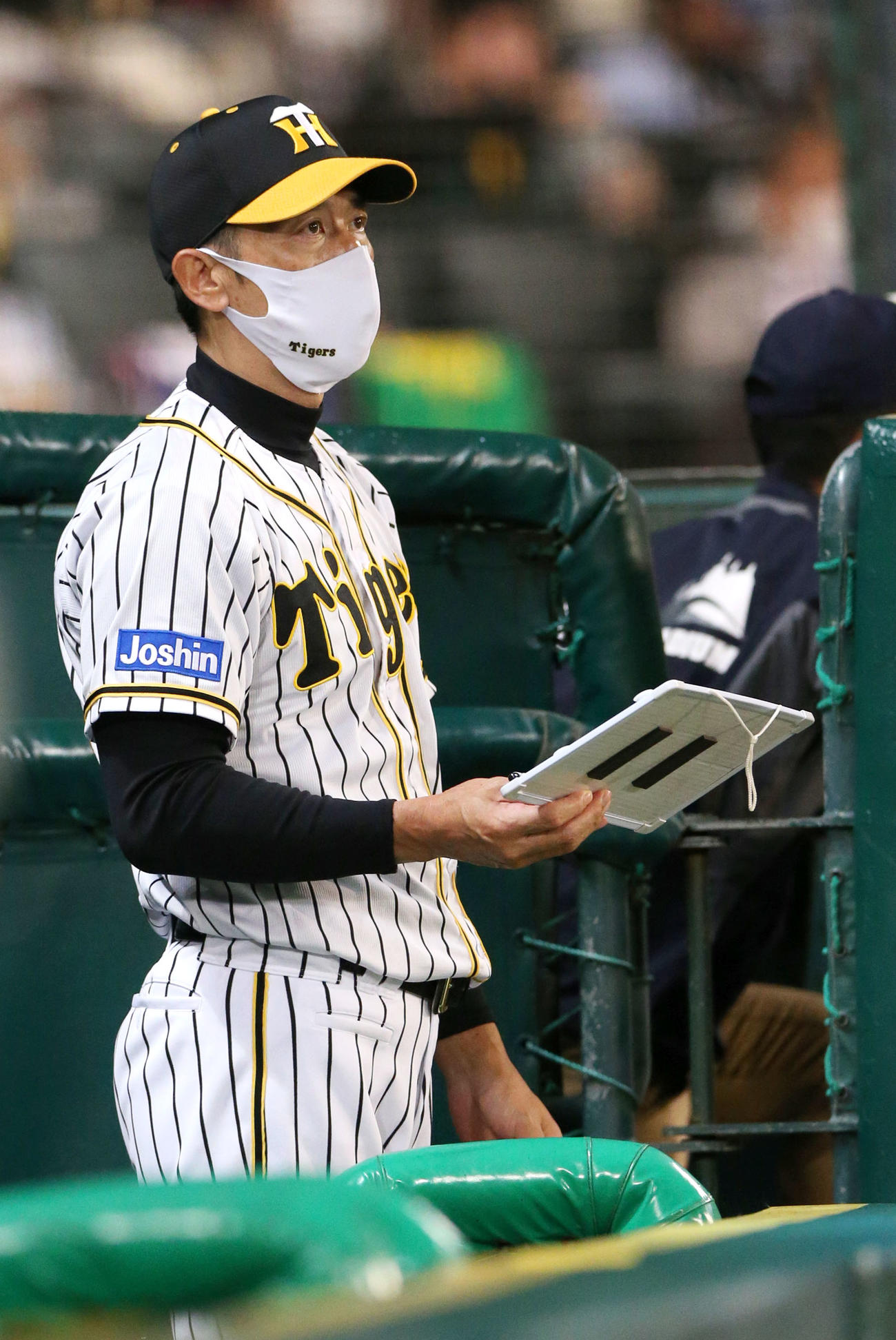 阪神対ヤクルト　7回攻撃終了後、阪神・矢野監督はベンチ前で交代選手を確認する（撮影・上山淳一）