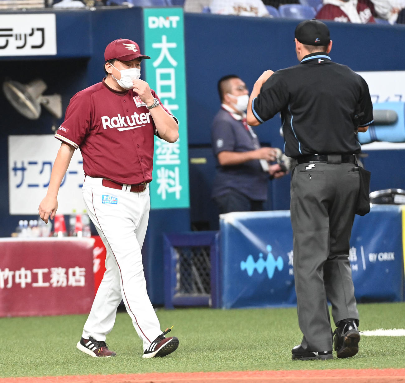 オリックス対楽天　5回裏オリックス2死三塁、早川の交代を告げる石井監督（撮影・前岡正明）