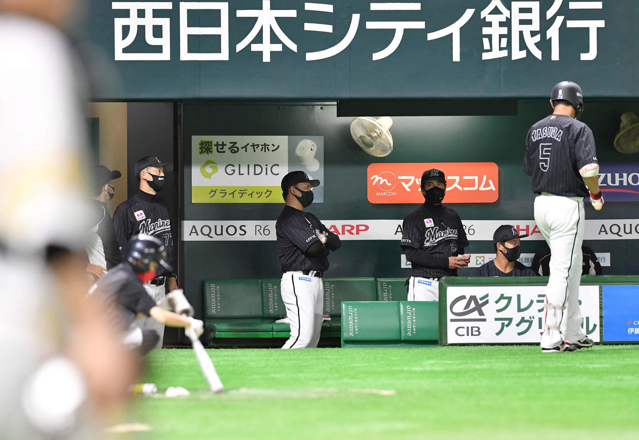 ソフトバンク対ロッテ　ソフトバンクに敗れ、腕を組んで厳しい表情を見せる井口監督（撮影・岩下翔太）