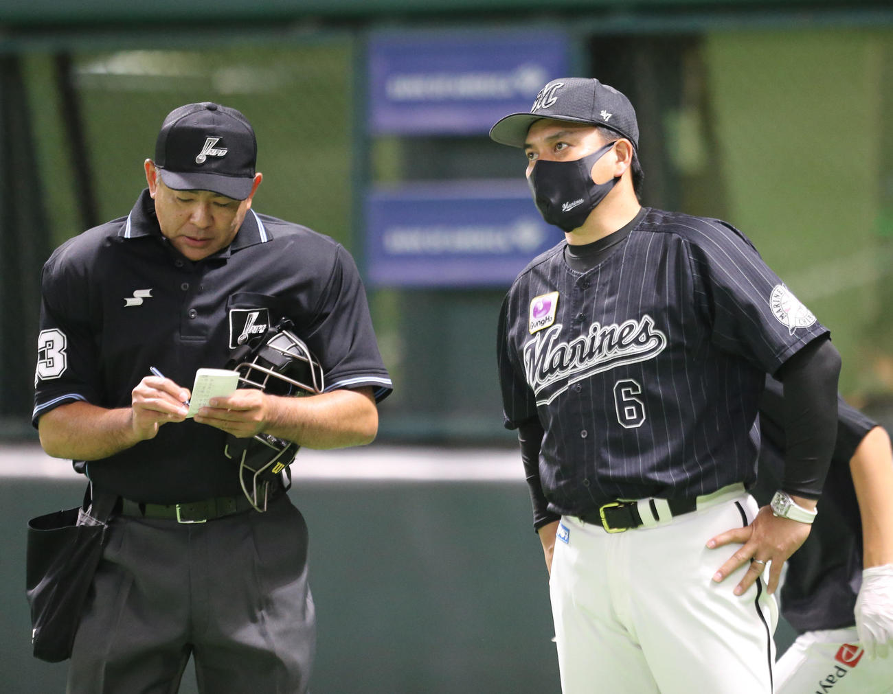 ソフトバンク対ロッテ　8回裏に選手の交代を告げる井口監督（撮影・屋方直哉）