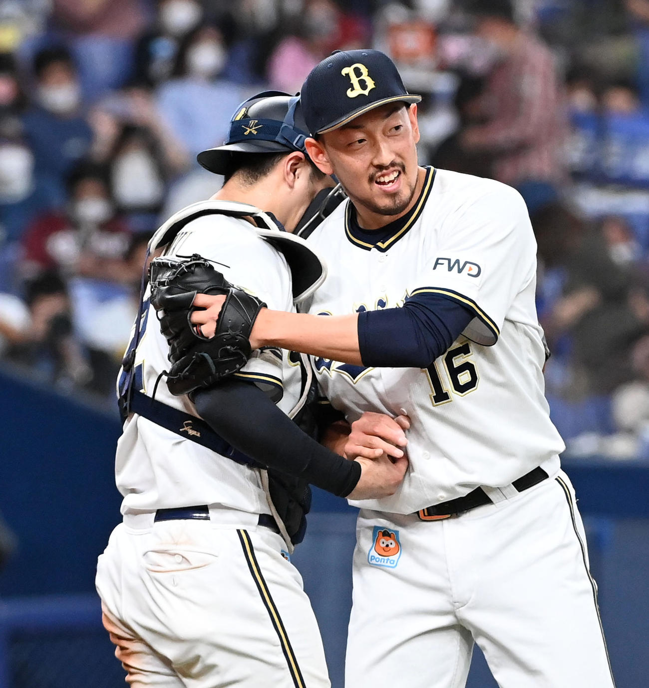 オリックス対楽天　9回を締めくくった平野佳（右）は若月の祝福に笑顔を見せる（撮影・前岡正明）