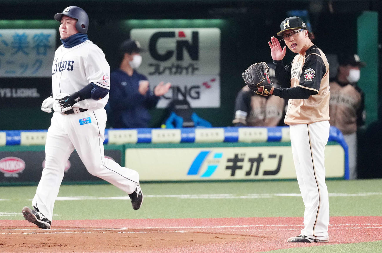 西武対日本ハム　6回裏西武2死一塁、山川（左）を一邪飛に仕留めグラブをはたく生田目（撮影・江口和貴）