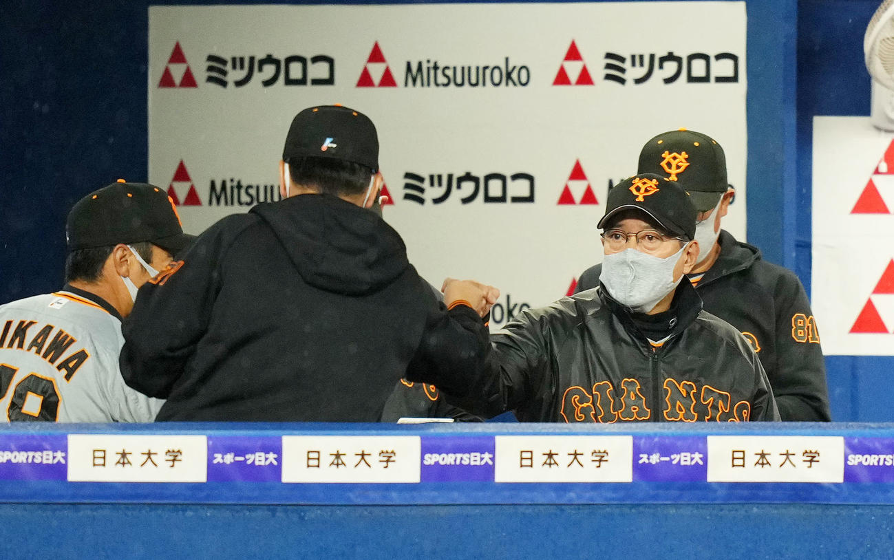 DeNA対巨人　DeNAと引き分けに終わり首脳陣とタッチを交わす巨人原監督（右から2人目）（撮影・横山健太）