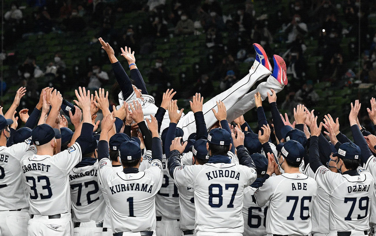 西武対日本ハム　試合後、ナインから胴上げされる西武松坂（撮影・滝沢徹郎）