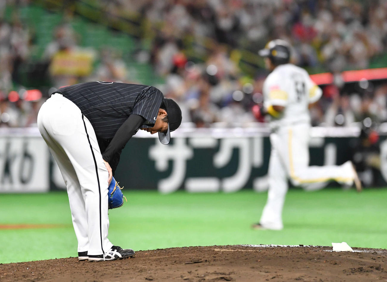 ソフトバンク対ロッテ　6回裏ソフトバンク2死一、三塁、デスパイネ（右）に左越え3点本塁打を打たれ、がっくりと肩を落とす小島（撮影・岩下翔太）