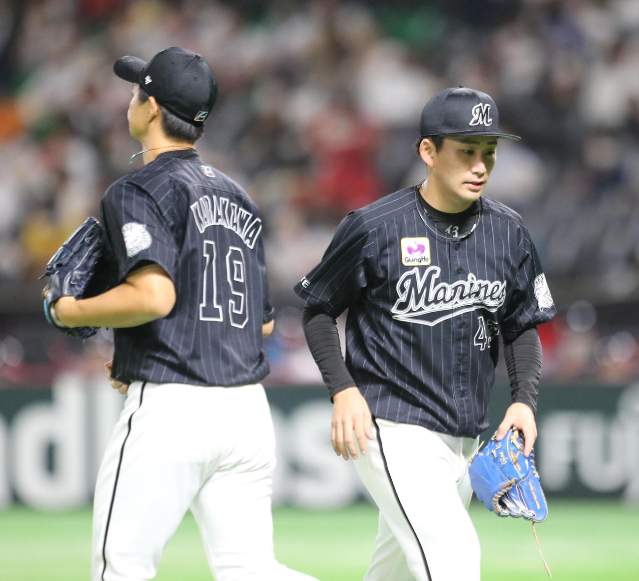 ソフトバンク対ロッテ　6回裏ソフトバンク2死二塁、唐川と交代する小島（撮影・屋方直哉）