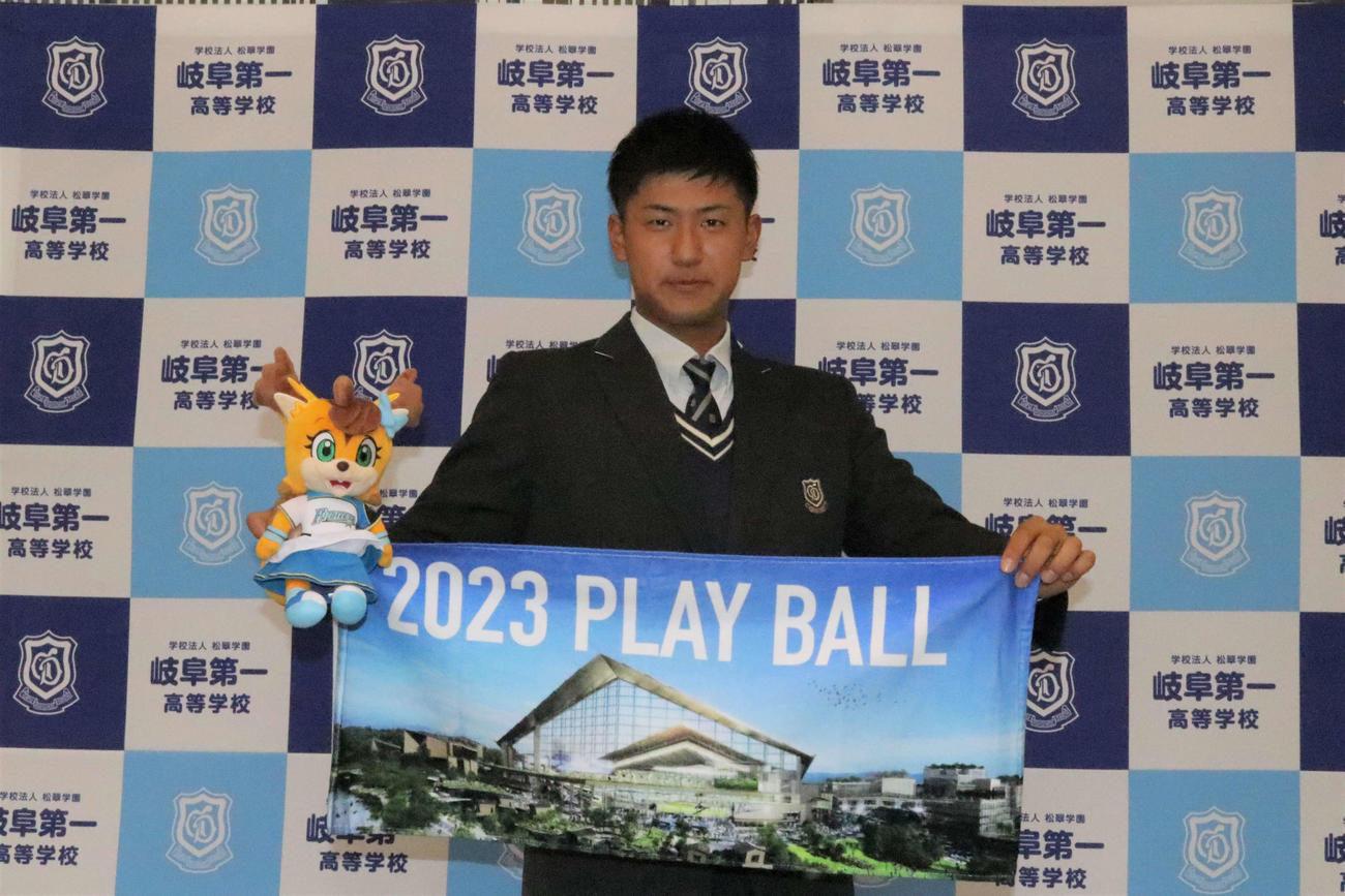 球団マスコットのポリーを手に新球場1号を目標に掲げた岐阜第一・阪口（撮影・小林憲治）