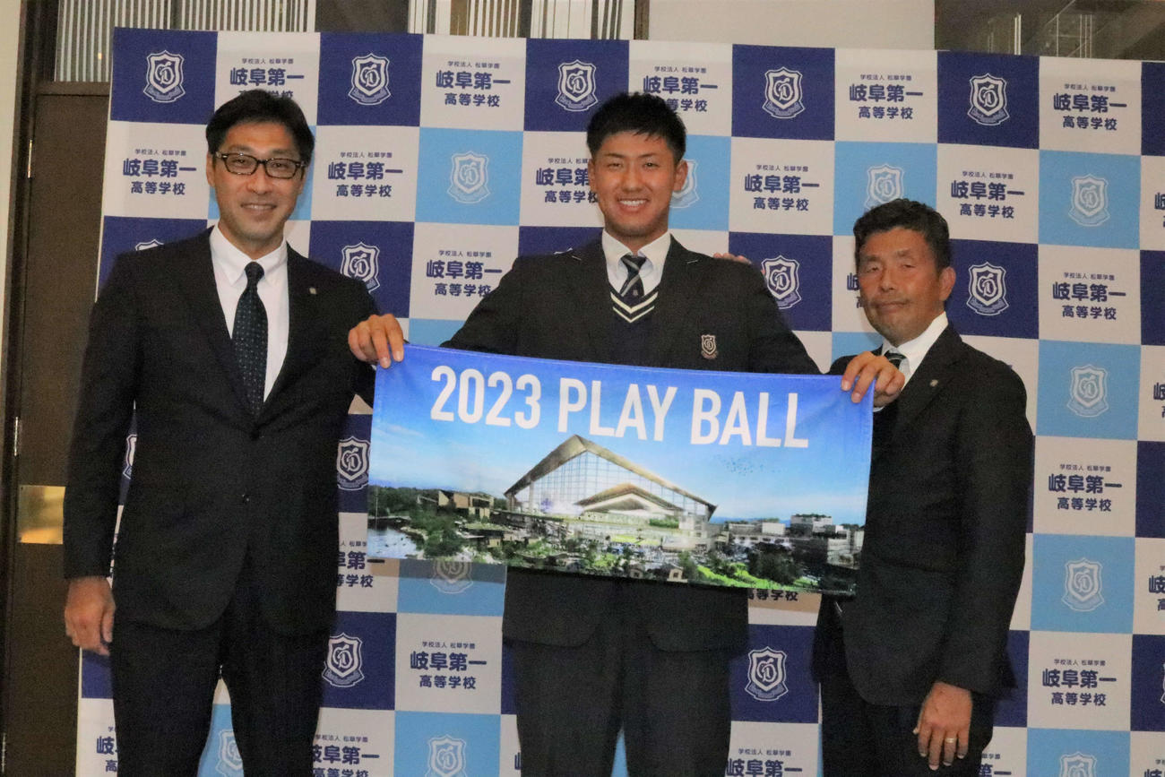 指名あいさつを受けた岐阜第一の阪口（中央）。左は日本ハム伊藤GM付特命スカウト、右は同熊崎担当スカウト（撮影・小林憲治）