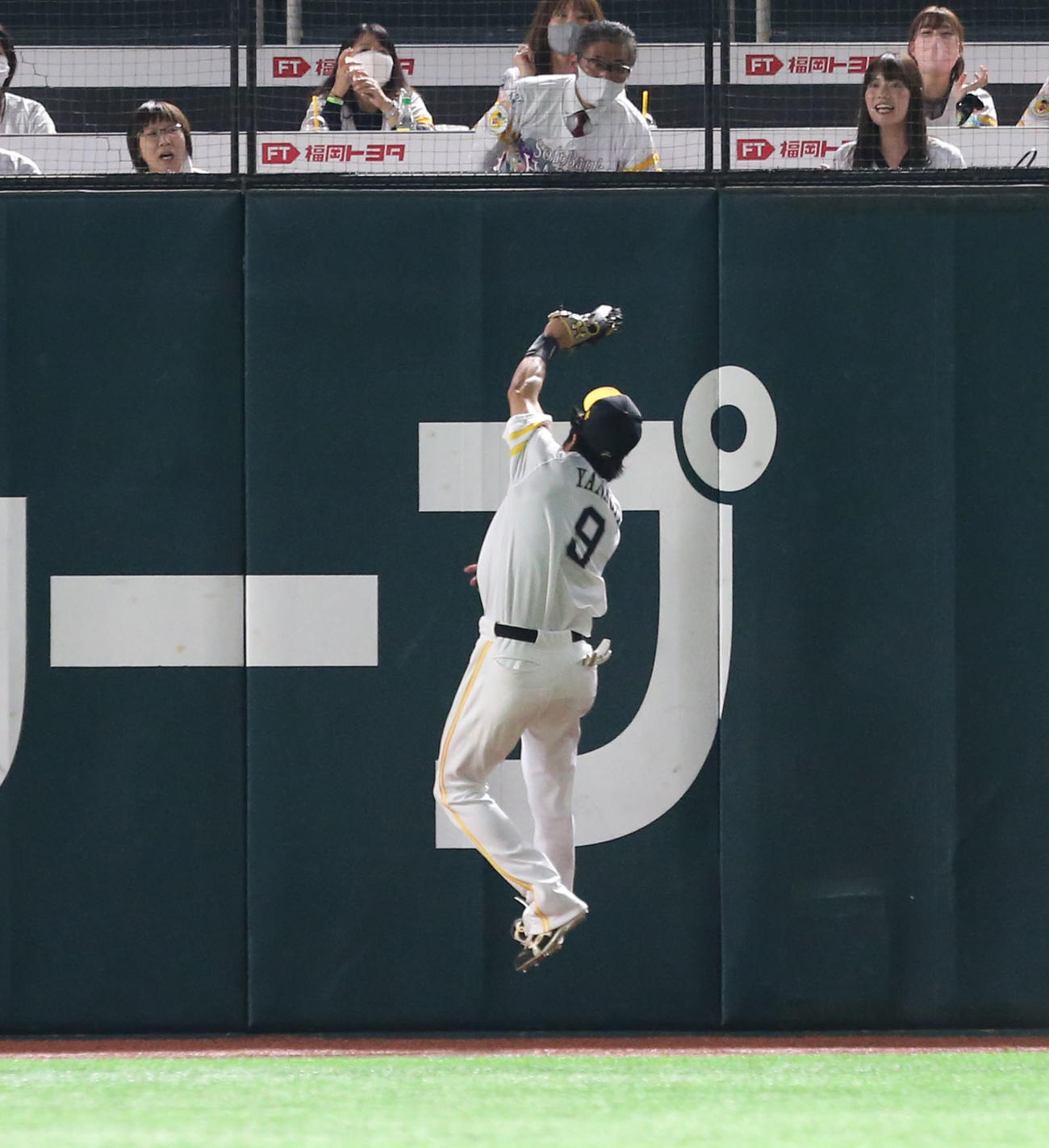 ソフトバンク対ロッテ　8回表ロッテ1死一、二塁、柳田は荻野の打球をフェンス際で好捕する（撮影・屋方直哉）