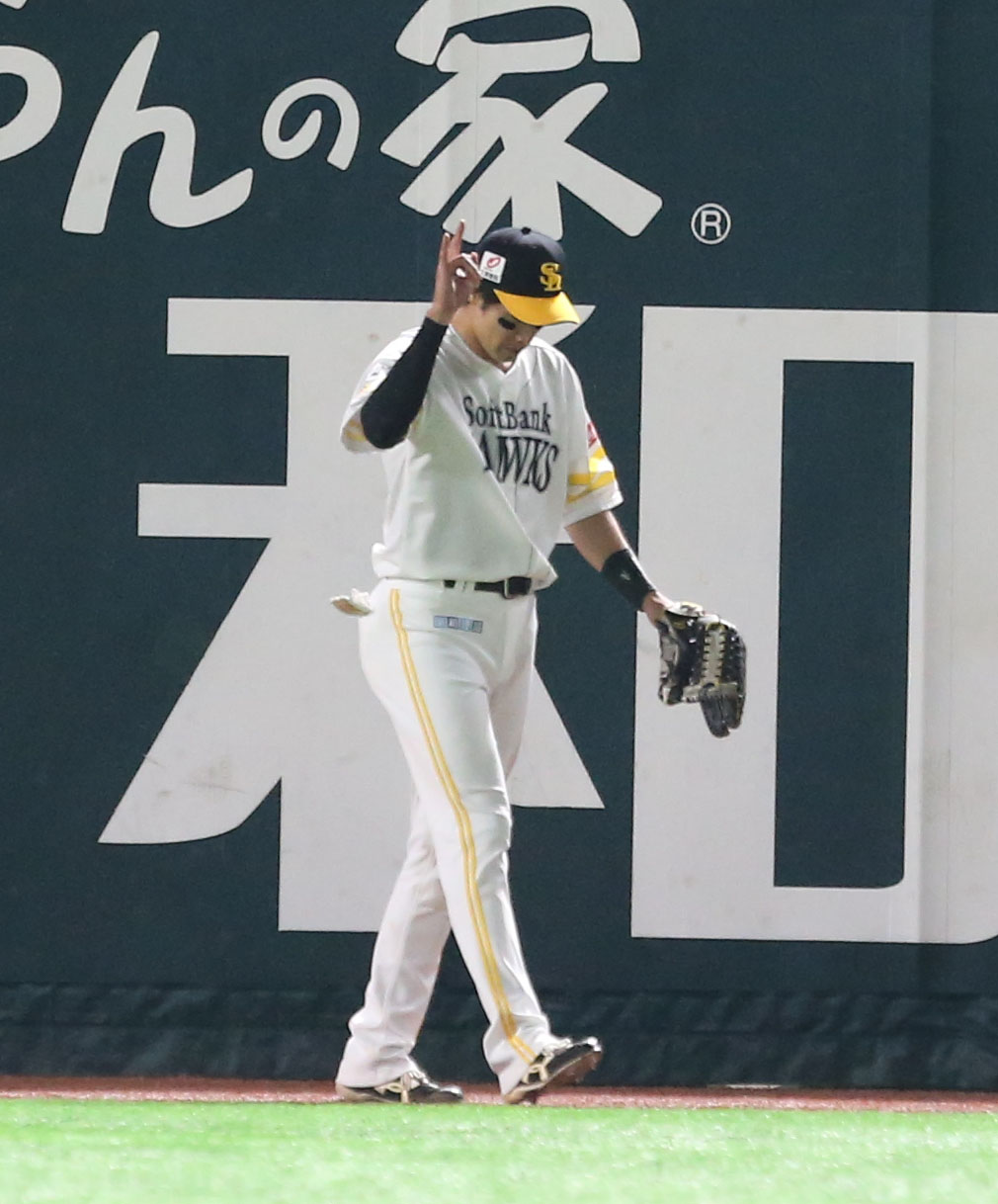 ソフトバンク対ロッテ　8回表ロッテ1死一、二塁、柳田悠岐は荻野貴司の打球をフェンス際で好捕する（撮影・屋方直哉）