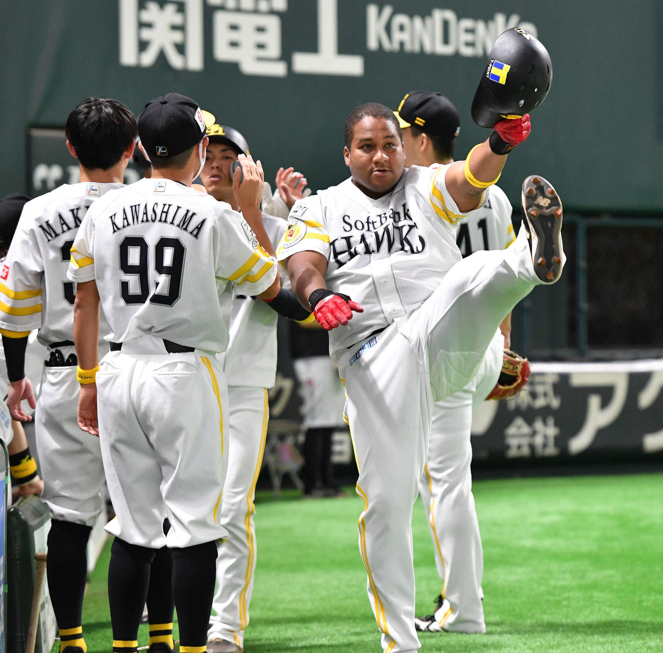 ソフトバンク対ロッテ　6回裏ソフトバンク2死一、三塁、左越え3点本塁打を放ち、ベンチ前で足上げポーズを決めるデスパイネ（撮影・岩下翔太）