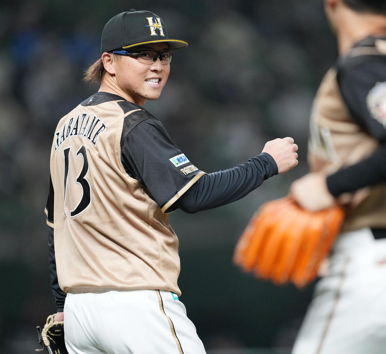 西武対日本ハム　6回の投球を終え、笑顔を見せる日本ハム先発の生田目（撮影・菅敏）