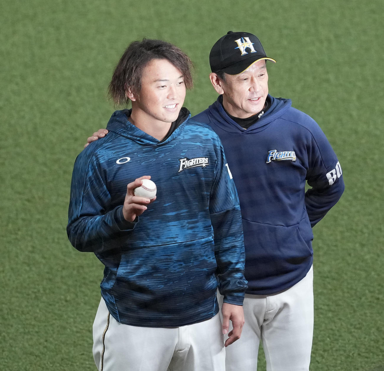 プロ入り初勝利を飾り、ウイニングボールを手に栗山監督（右）と記念写真に納まる日本ハム生田目（撮影・菅敏）
