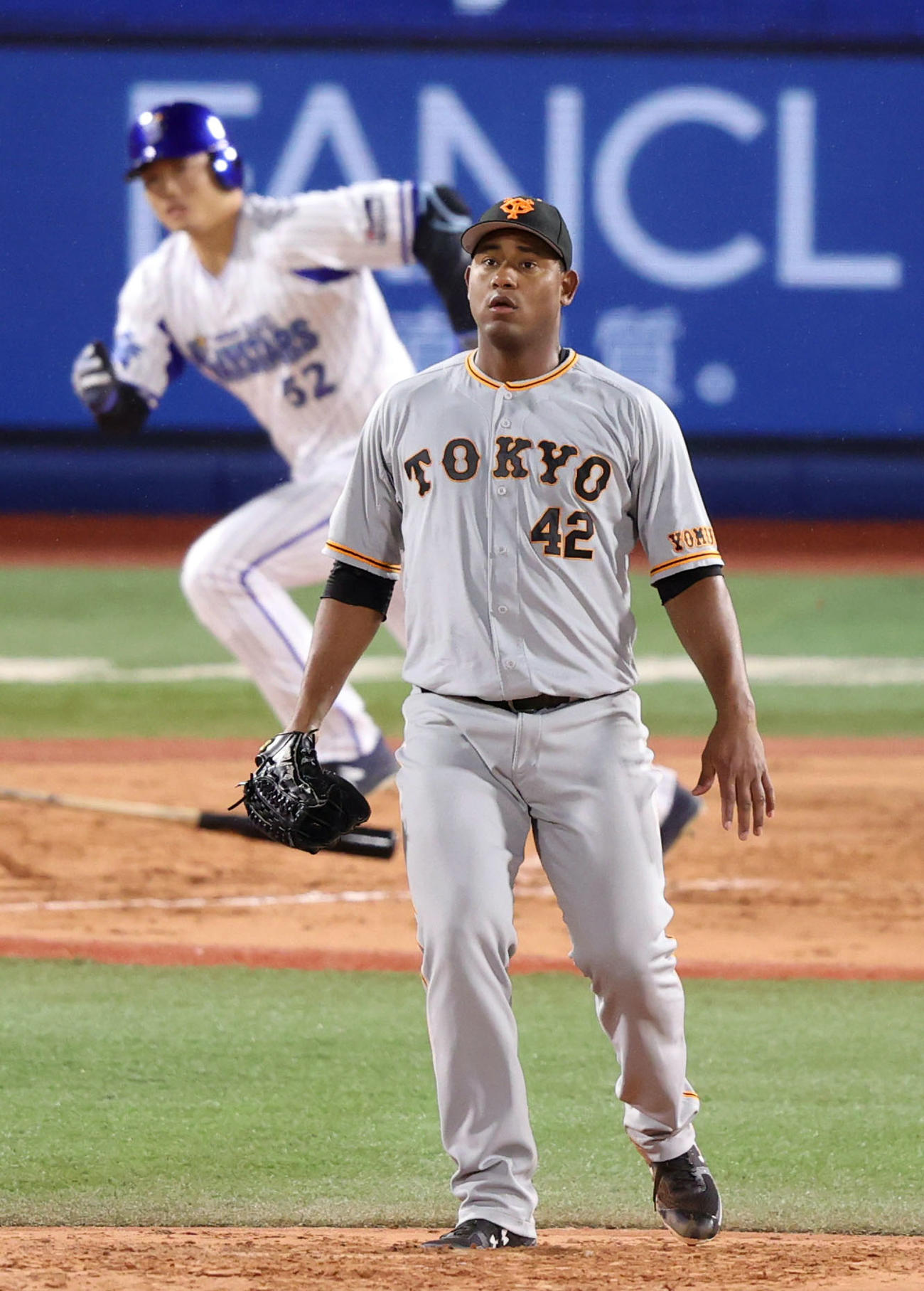 DeNA対巨人　4回裏DeNA1死二塁、細川に適時二塁打を打たれるメルセデス（撮影・狩俣裕三）