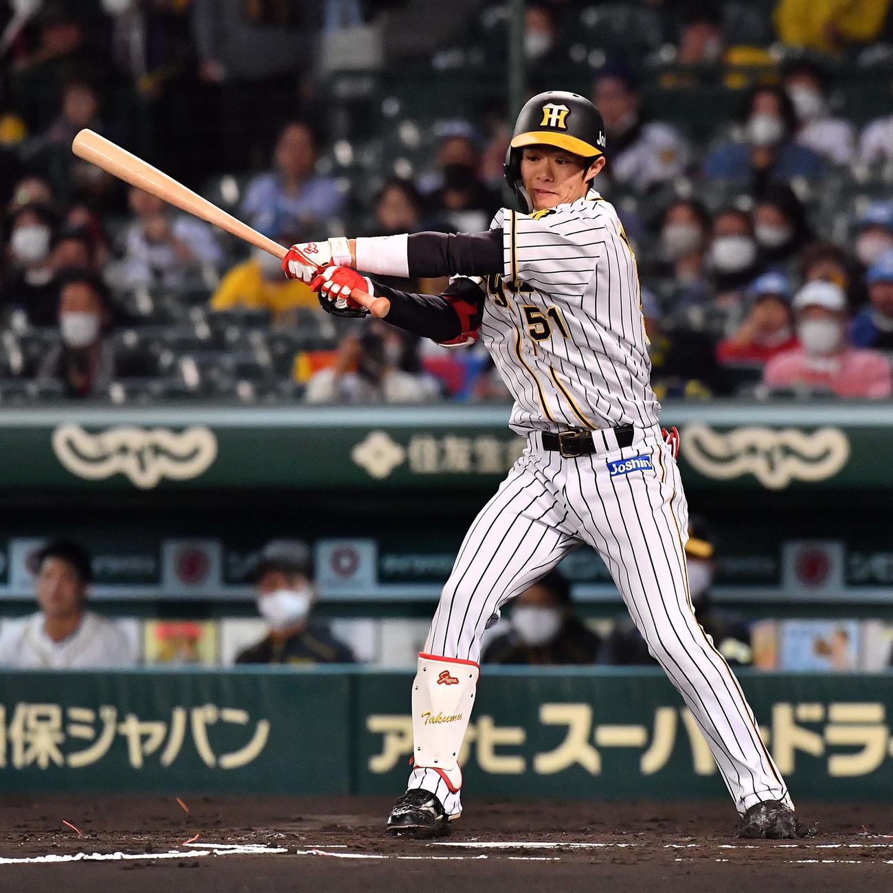 阪神対ヤクルト　1回裏阪神無死一塁、左前安打を放つ中野（撮影・上田博志）