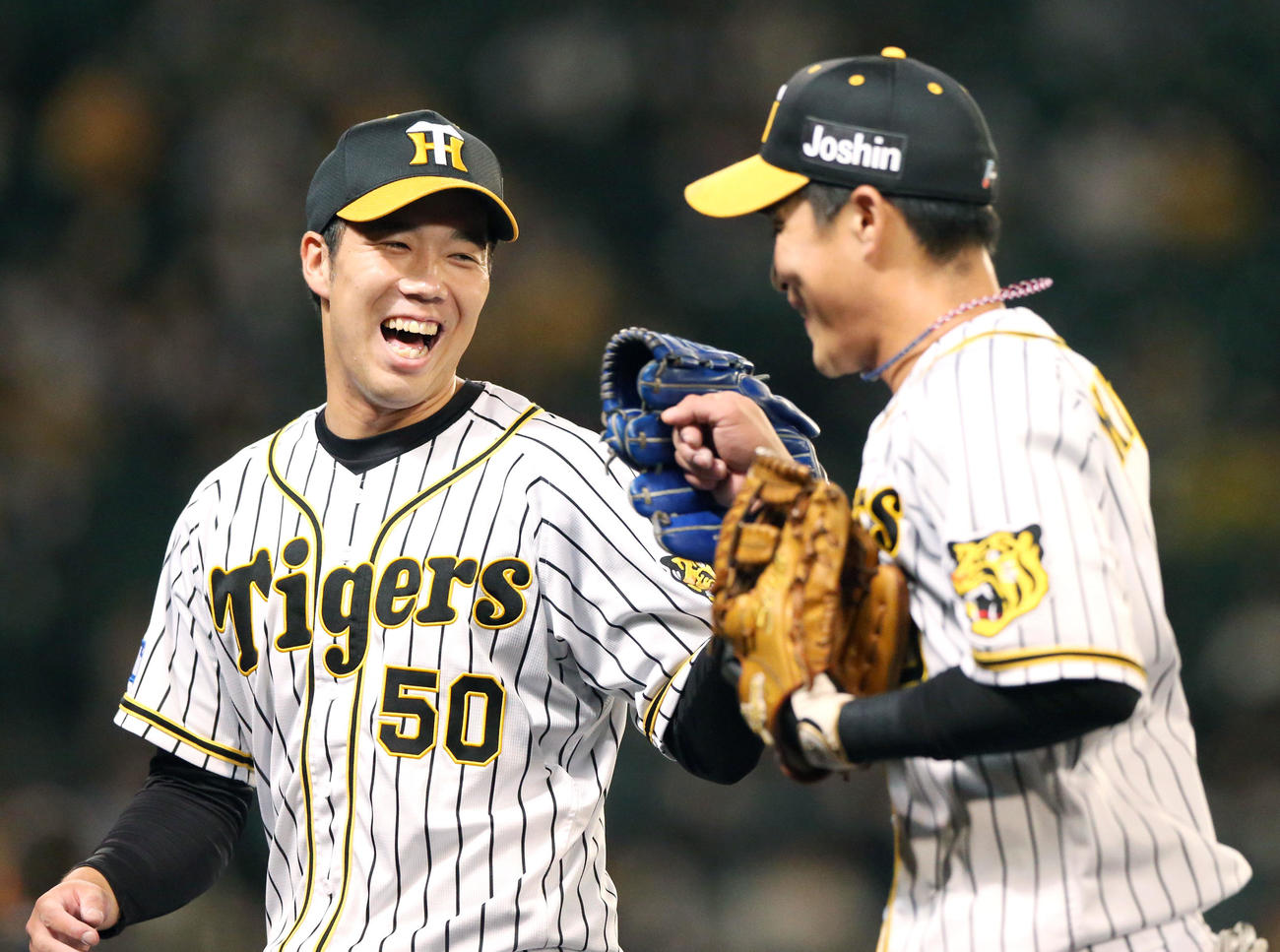 阪神対ヤクルト　青柳（左）は2回を3人で終え木浪と笑顔でタッチを交わす（撮影・上山淳一）