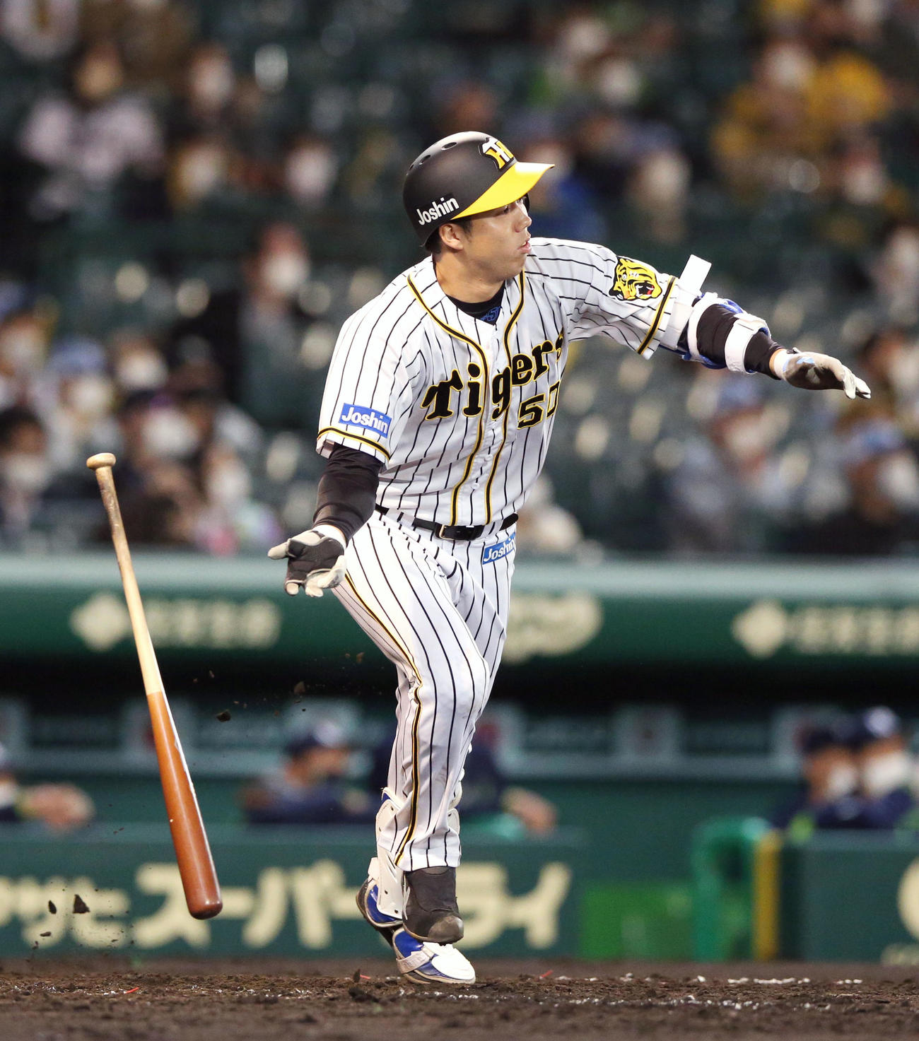 阪神対ヤクルト　5回裏阪神2死一、二塁、青柳は中越え2点適時二塁打を放つ（撮影・上山淳一）