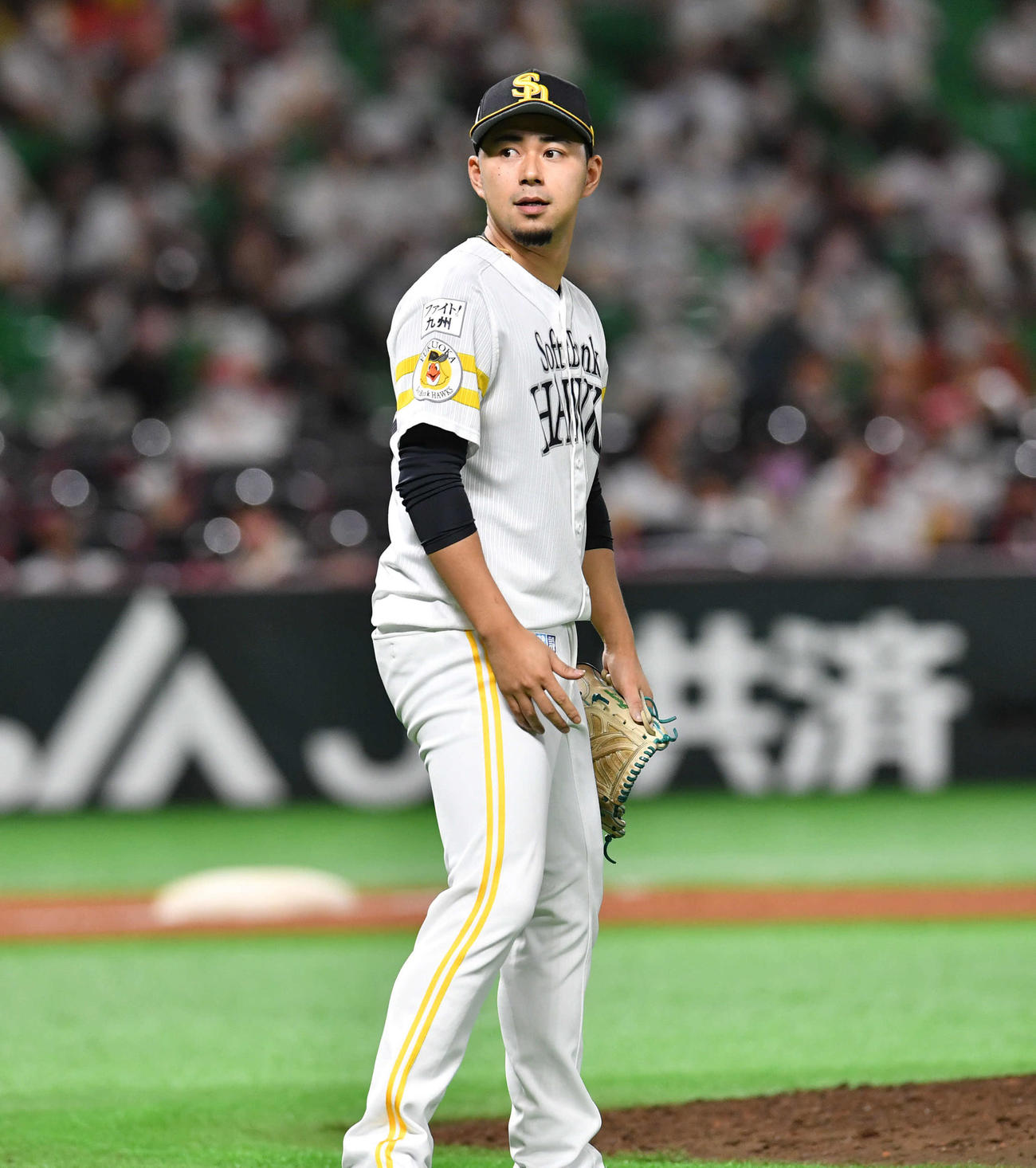 ソフトバンク対ロッテ　8回表ロッテ無死一、二塁、投手交代で板東がコールされるも間違えてマウンドに向かい、驚いたようにベンチを見つめる古谷（撮影・岩下翔太）