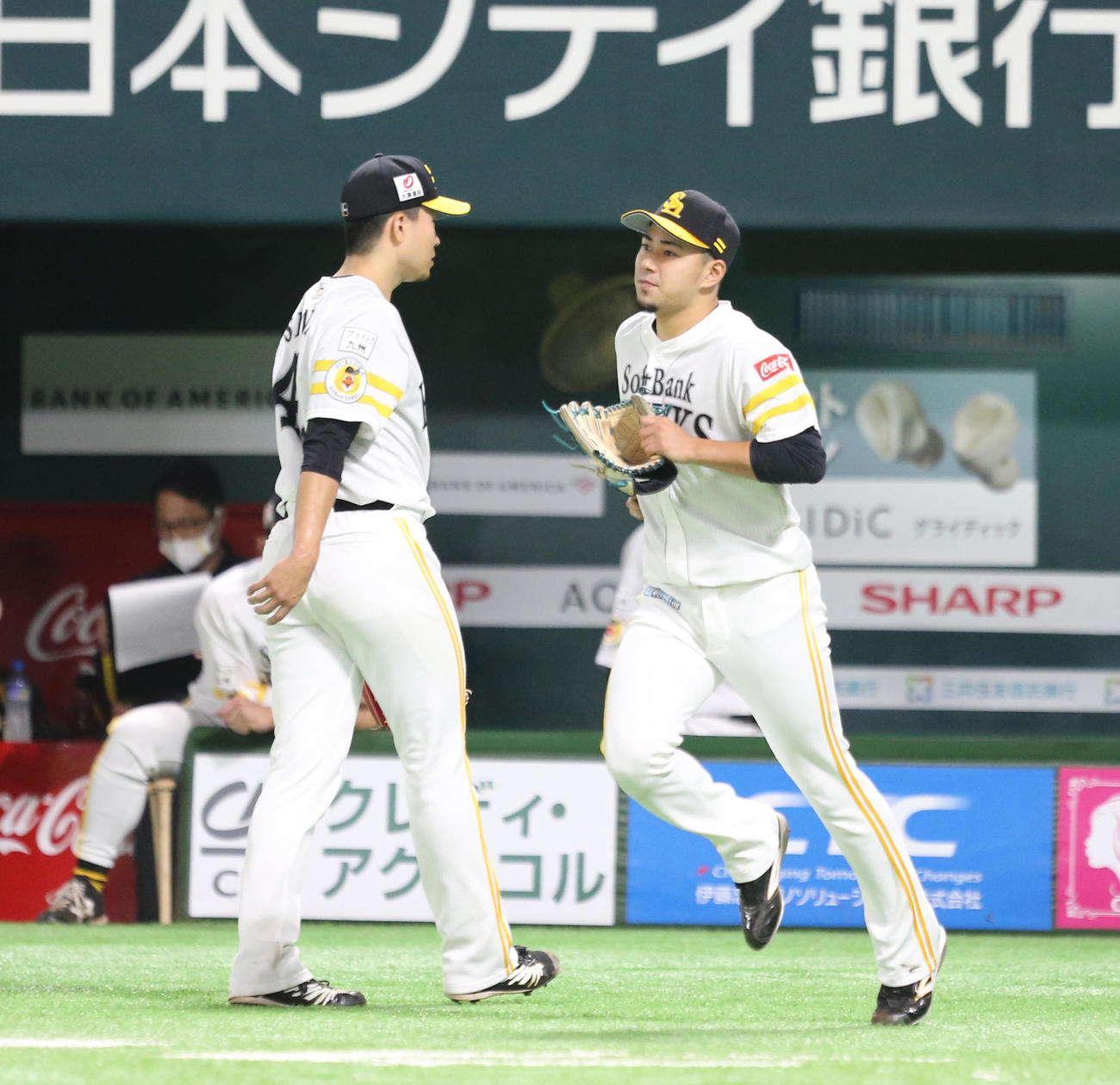 ソトバンク対ロッテ　8回表、千賀と板東の交代の場面で古谷がマウンドに向かってしまう（撮影・屋方直哉）