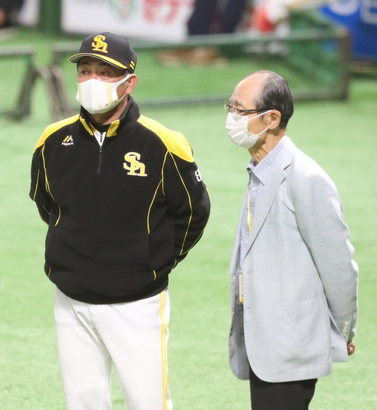 ソフトバンク対ロッテ　話をする工藤監督（左）と王球団会長（右）（撮影・屋方直哉）