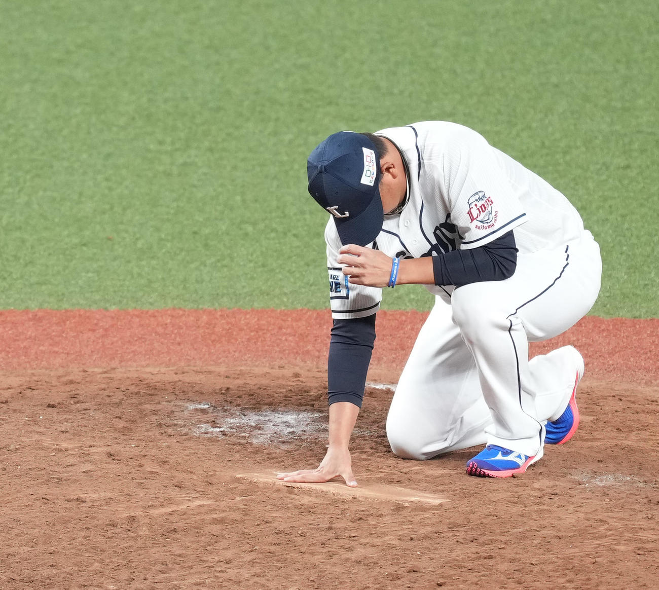西武対日本ハム　引退する西武松坂は静かにマウンドのプレートに触れる（撮影・菅敏）