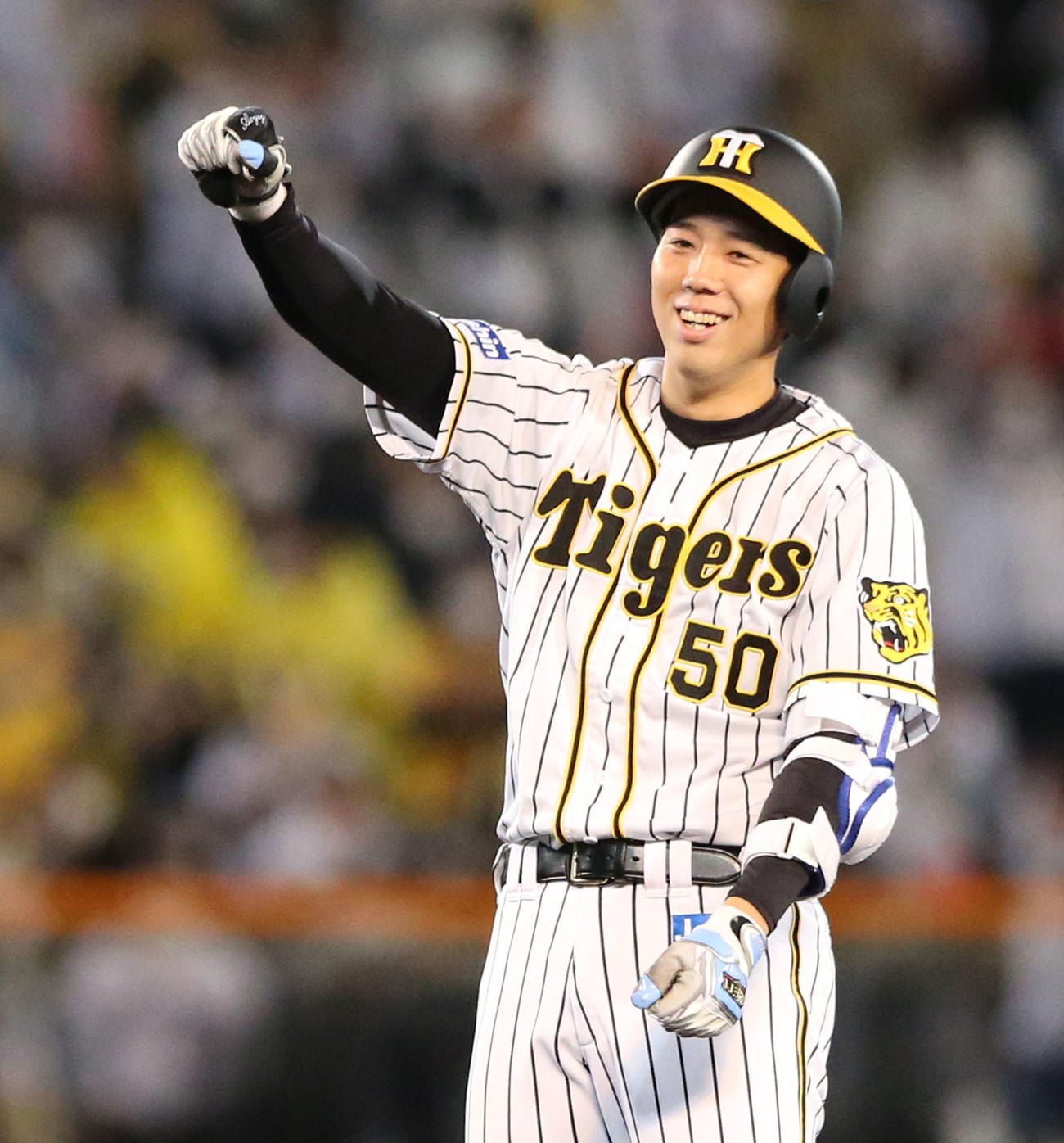 阪神対ヤクルト　5回裏阪神2死一、二塁、青柳は中越え2点適時二塁打を放ち塁上でガッツポーズ（撮影・上山淳一）