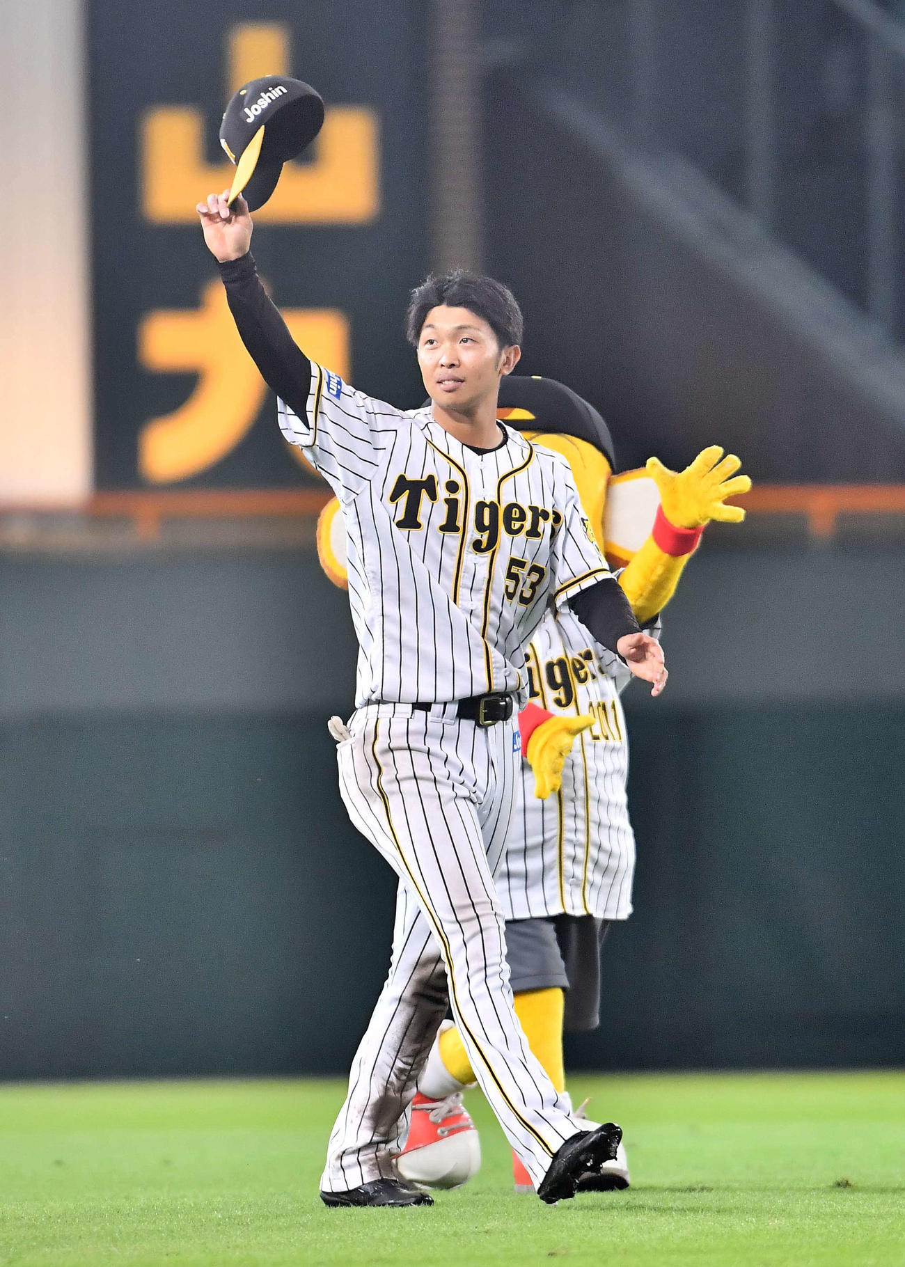 阪神対ヤクルト　ファンの拍手に帽子を上げて応える島田（撮影・上田博志）