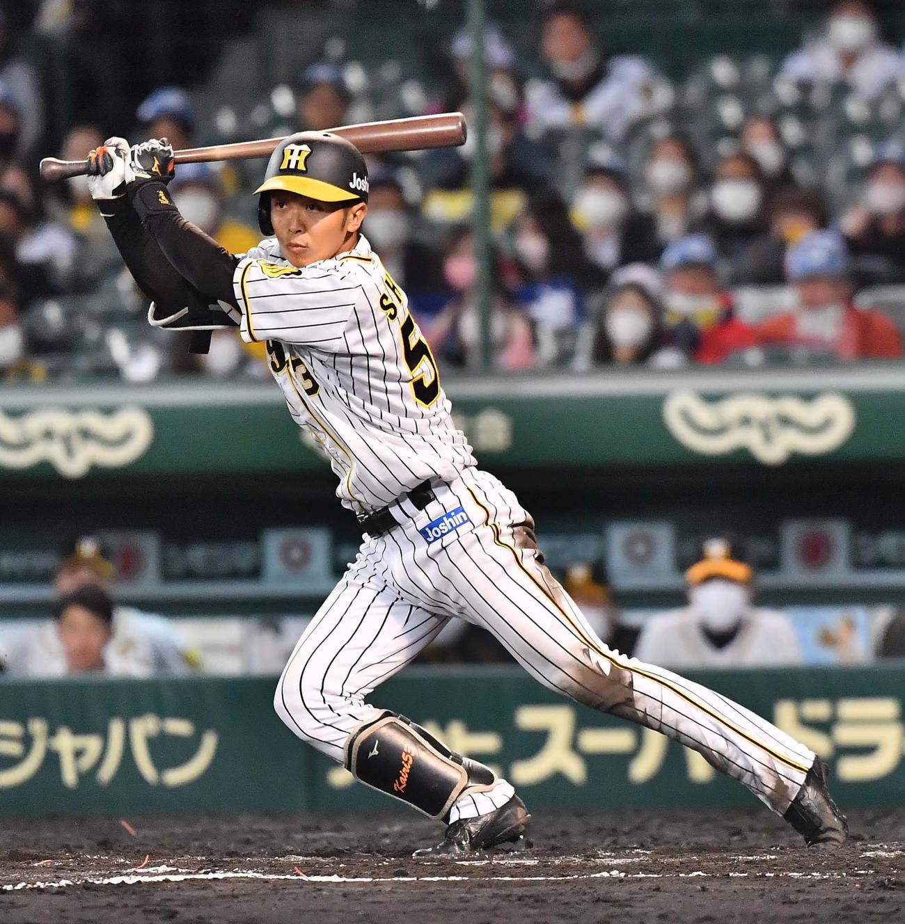 阪神対ヤクルト　7回裏阪神2死二塁、三里線へ適時二塁打を放つ島田（撮影・上田博志）