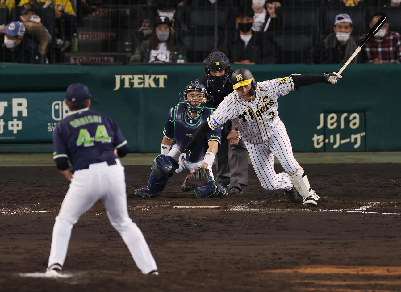 阪神対ヤクルト　8回裏阪神1死、左前打を放つ大山。投手大西（撮影・前田充）