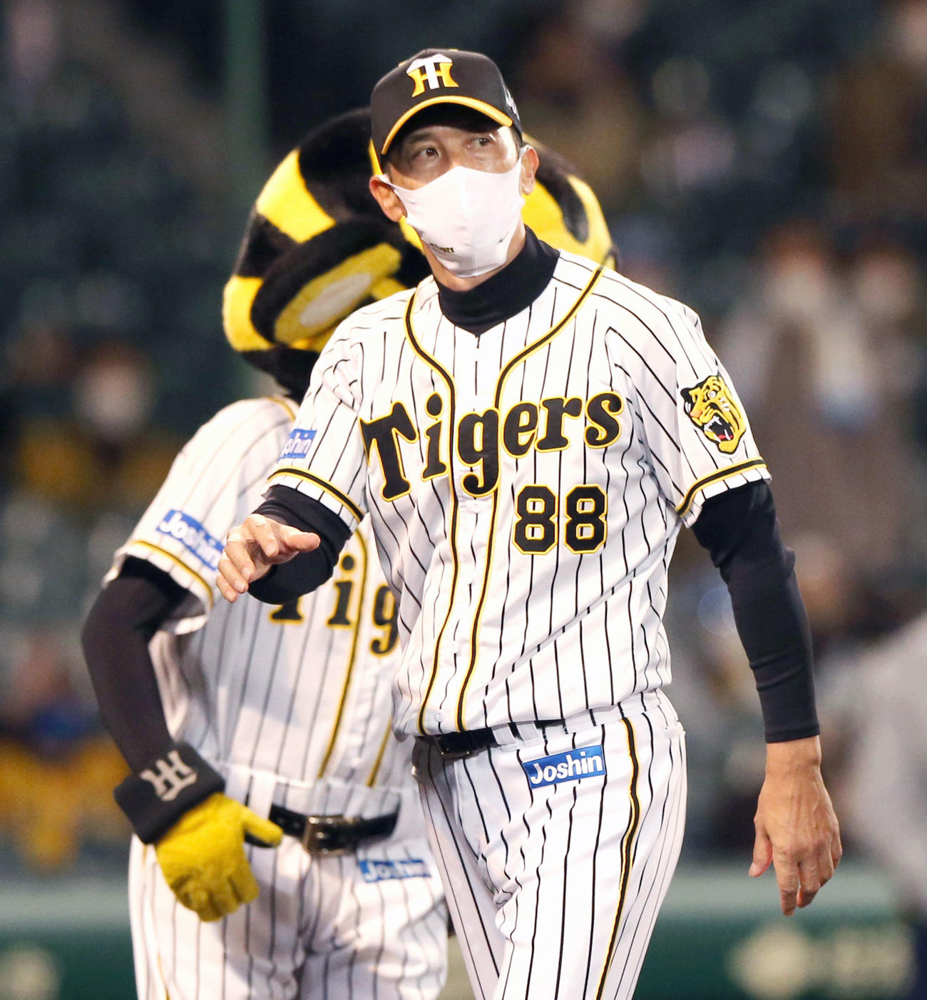 阪神対ヤクルト　ヤクルトに勝利し、ファンにあいさつする矢野監督（撮影・上山淳一）